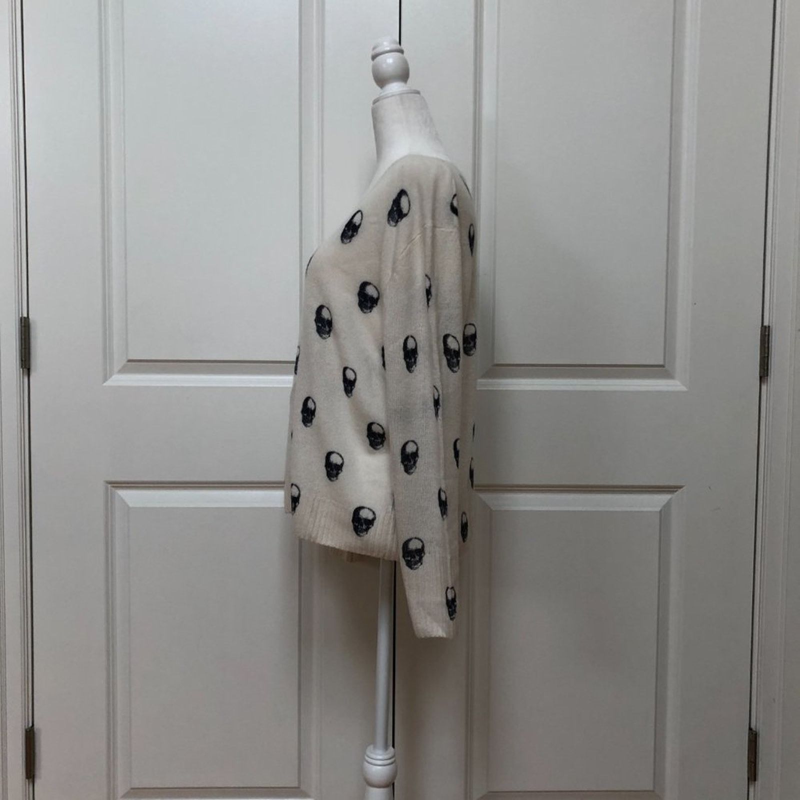 360Cashmere V-Neck Skull Print Cashmere Sweater from 360 Cashmere Size S / US 4 / IT 40 - 2 Thumbnail