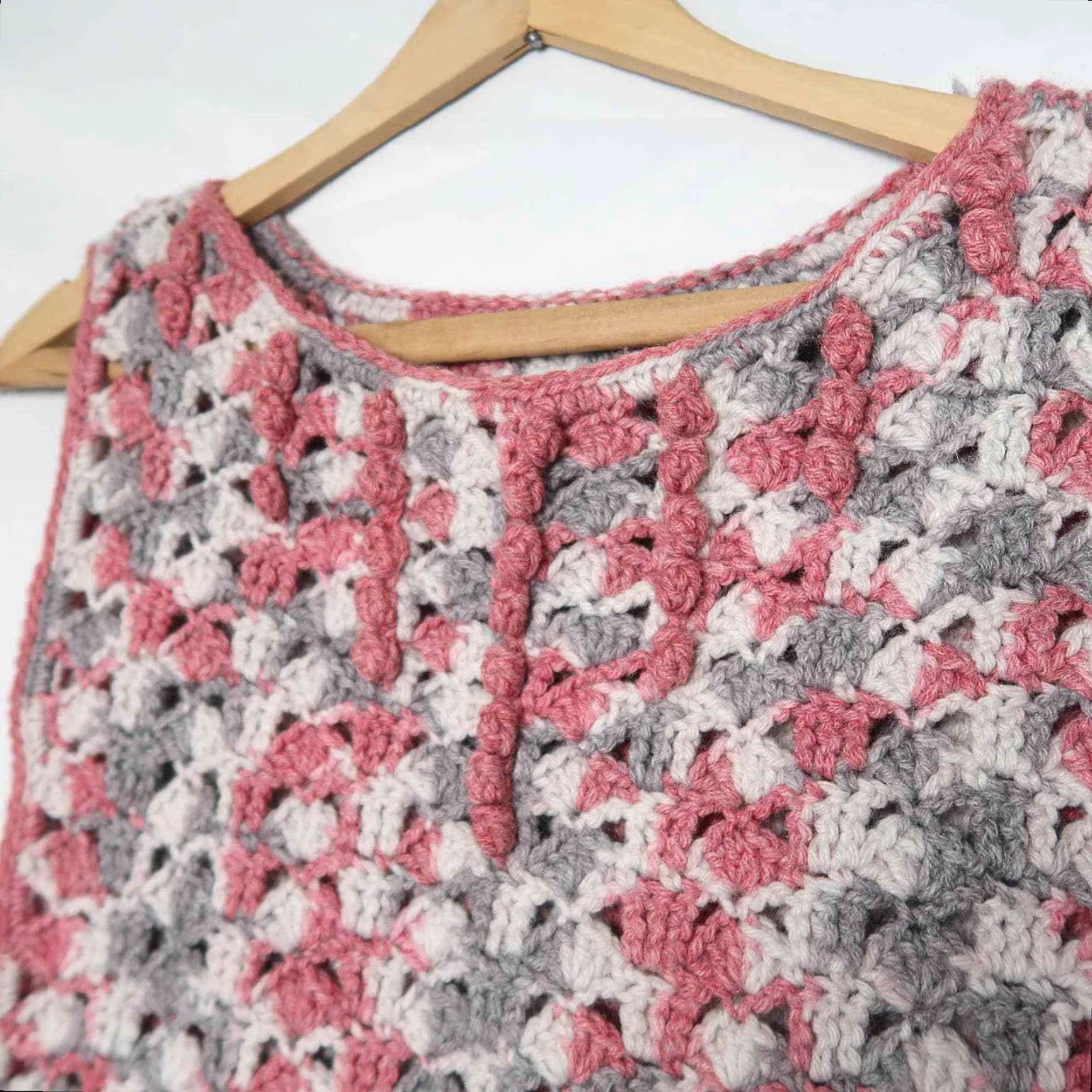 Vintage VINTAGE 70s pink cream grey crochet knit sweater vest S Wool Womens/Unisex (Regular) 1970s Casual Arts & Crafts Size S / US 4 / IT 40 - 2 Thumbnail
