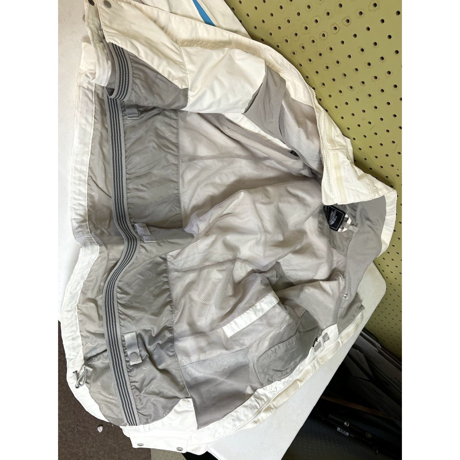 The North Face The North Face Womens Jacket Hyvent Medium White Hooded Ski Shell Vents Full Zip Size M / US 6-8 / IT 42-44 - 4 Thumbnail