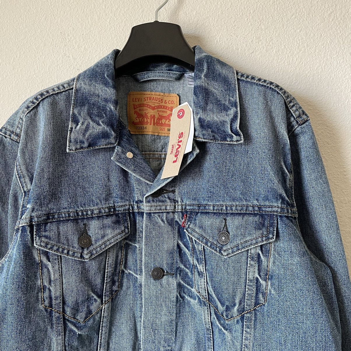 Levi's Levi’s Premium Faded Light Wash Denim Trucker Jacket Size US M / EU 48-50 / 2 - 2 Thumbnail