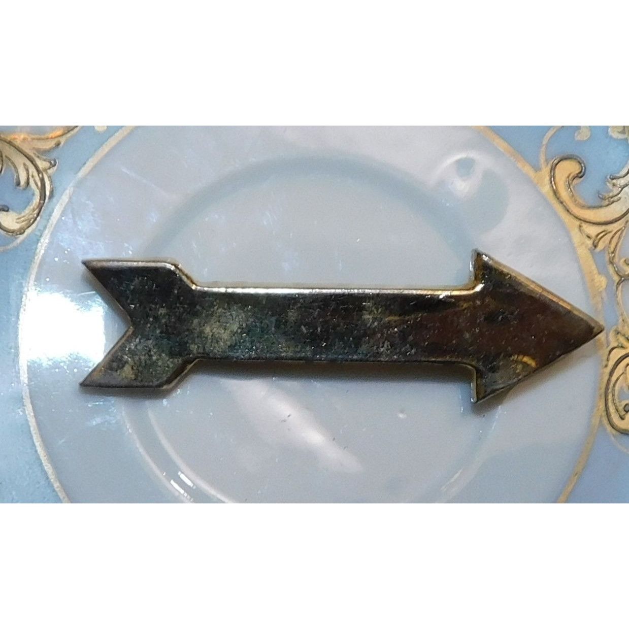 Other Vintage Gold Tone Arrow Shaped Metal Brooch Size ONE SIZE - 2 Thumbnail