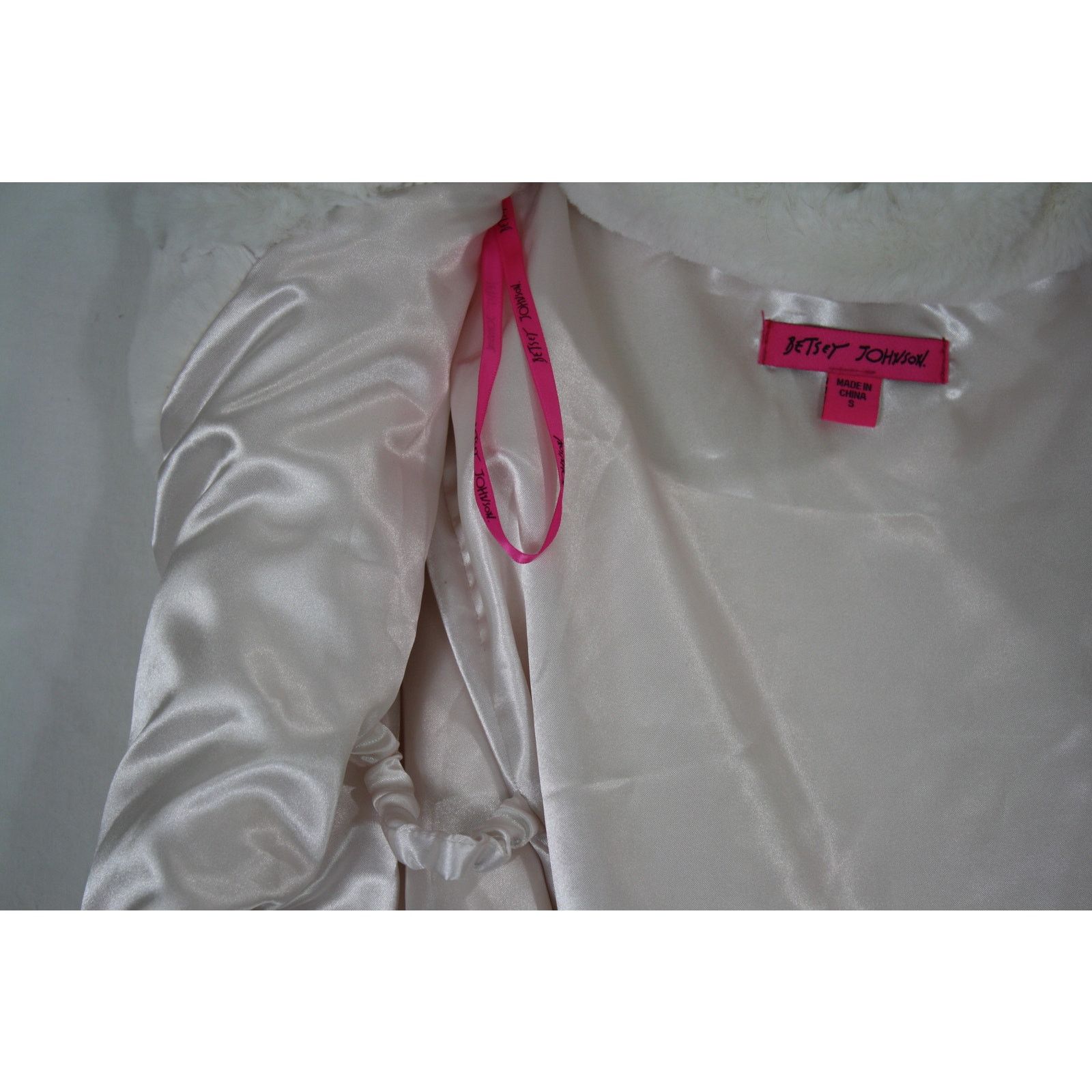 Betsey Johnson Betsey Johnson Faux Fur Capelet Ivory Bridal Shrug Women S Size S / US 4 / IT 40 - 6 Thumbnail