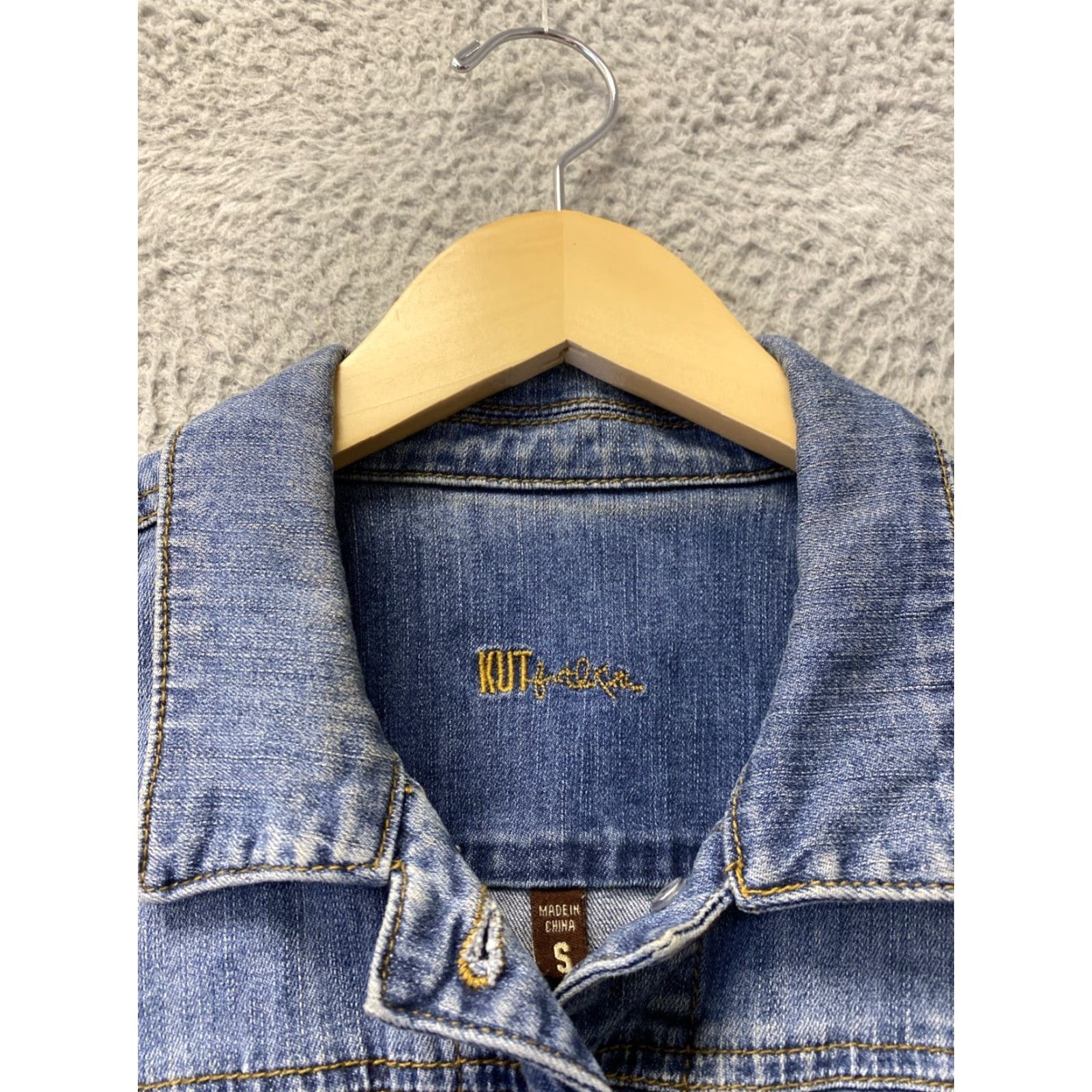 Vintage Kut From the Kloth Denim Jacket Women's Small Blue Trucker Stretch Slim /130-18 Size S / US 4 / IT 40 - 4 Thumbnail