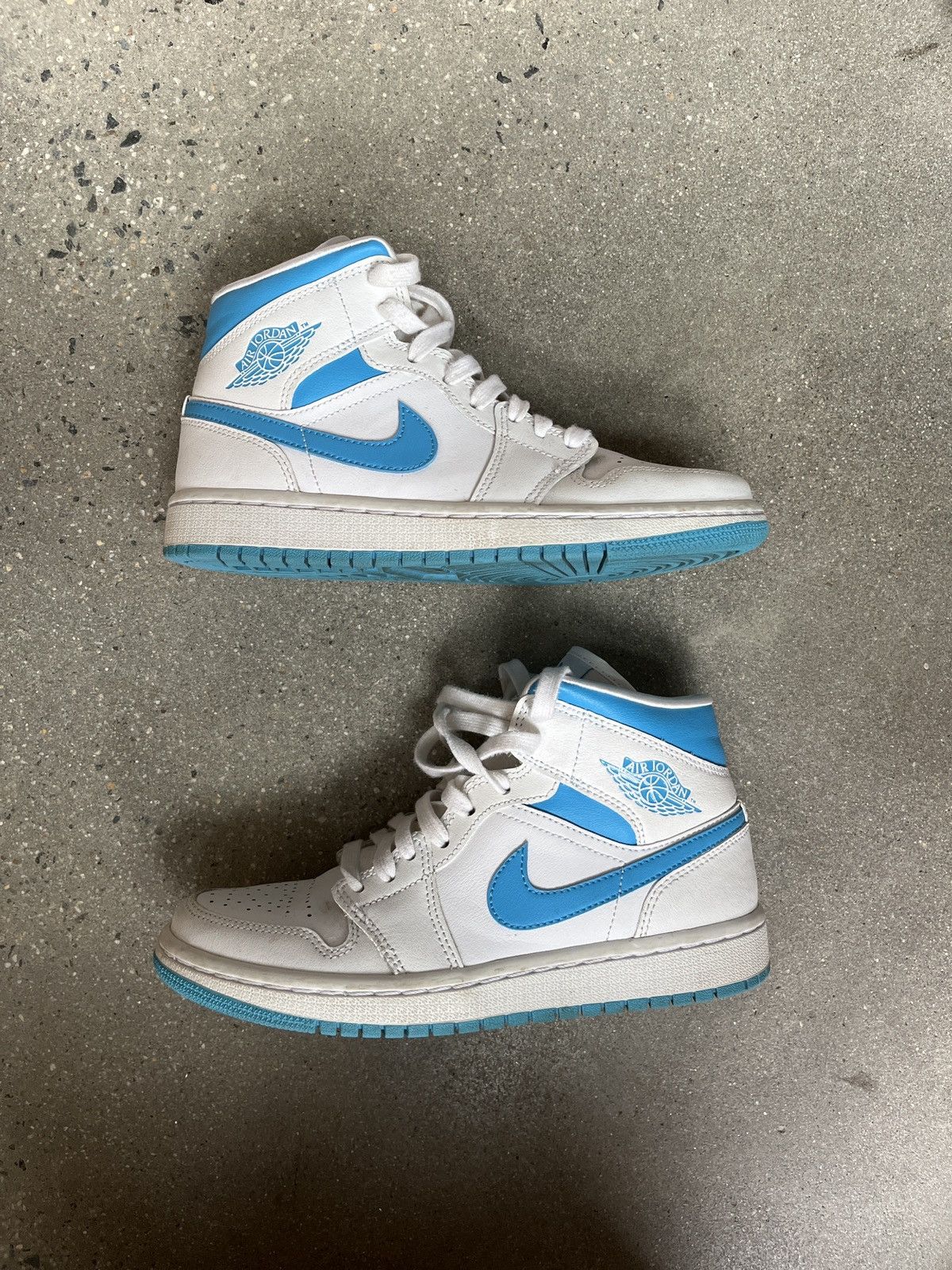 Jordan Brand × Nike Air Jordan 1 Mid UNC Women’s Size US 6 / IT 36 - 1 Thumbnail