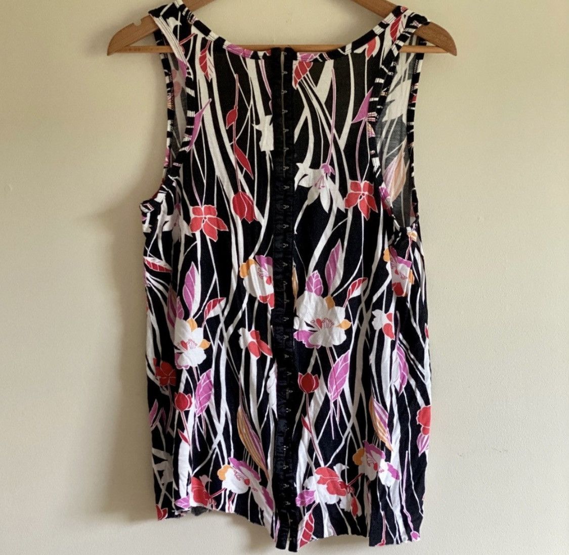 Urban Outfitters URBAN OUTFITTERS FLORAL TANK TOP W/ HOOK & EYE CLOSURE BACK Size M / US 6-8 / IT 42-44 - 5 Thumbnail