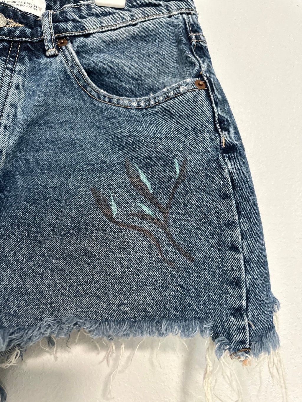 Zara Zara mid rise dark wash denim shorts sz 6 Size 28" / US 6 / IT 42 - 2 Thumbnail