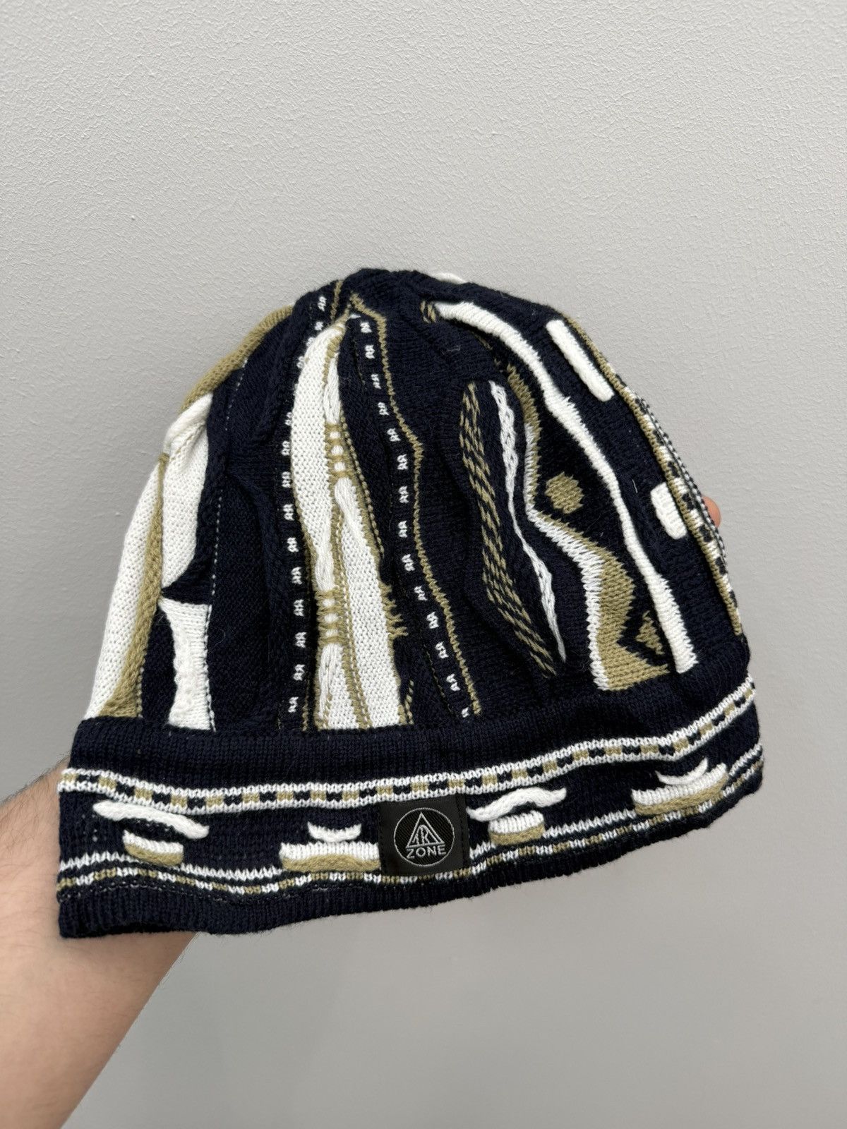 Vintage Vintage Coogi Style Beanie 3D Knit Tundra Size ONE SIZE - 1 Thumbnail