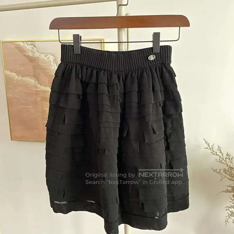 Chanel Chanel Black Wool Ruffled Skirt in XS Size . Size 22" - 1 Thumbnail
