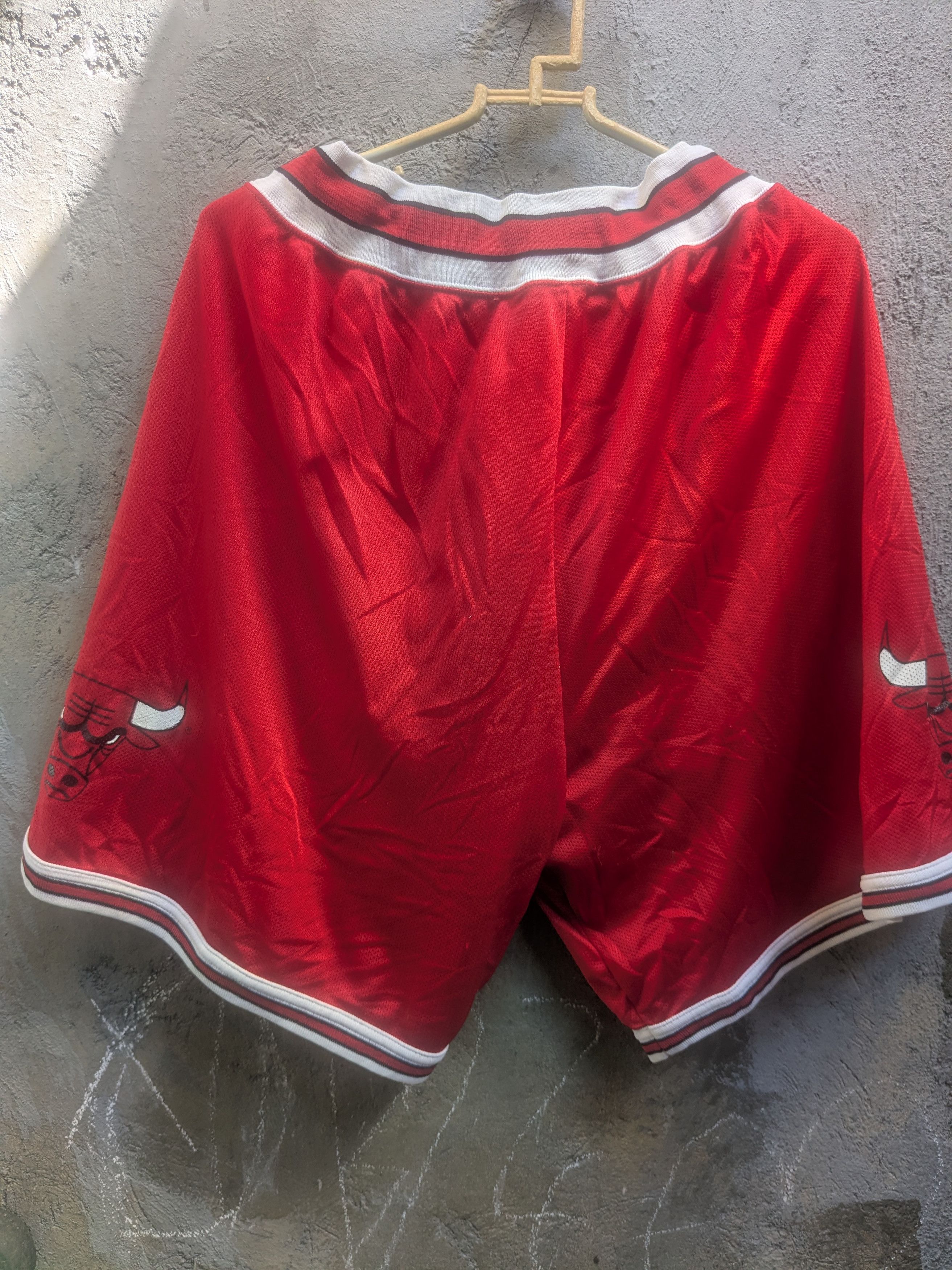 Vintage Chicago bulls vintage champion size xl short Size US 36 / EU 52 - 8 Thumbnail