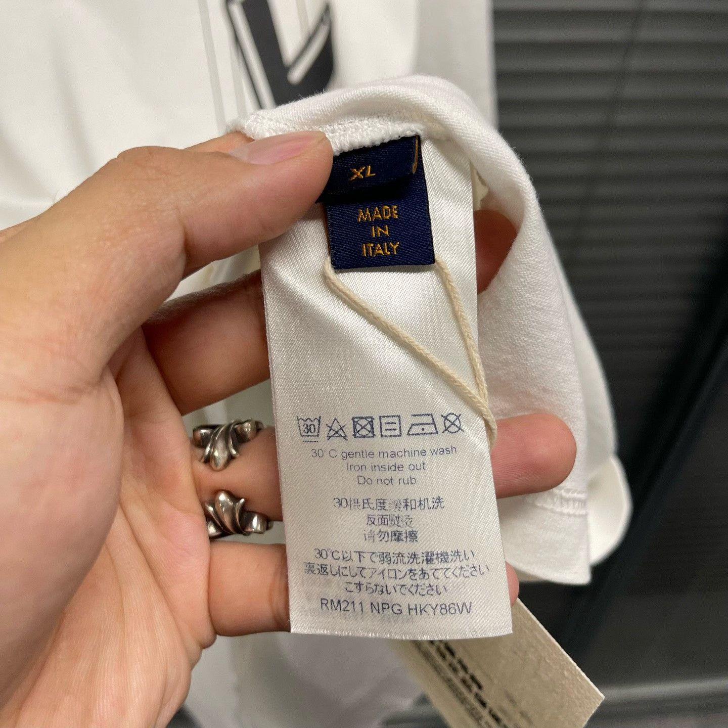 Louis Vuitton Louis Vuitton White Logo & Hanging Chair Graphic T-Shirt Size US XL / EU 56 / 4 - 4 Thumbnail