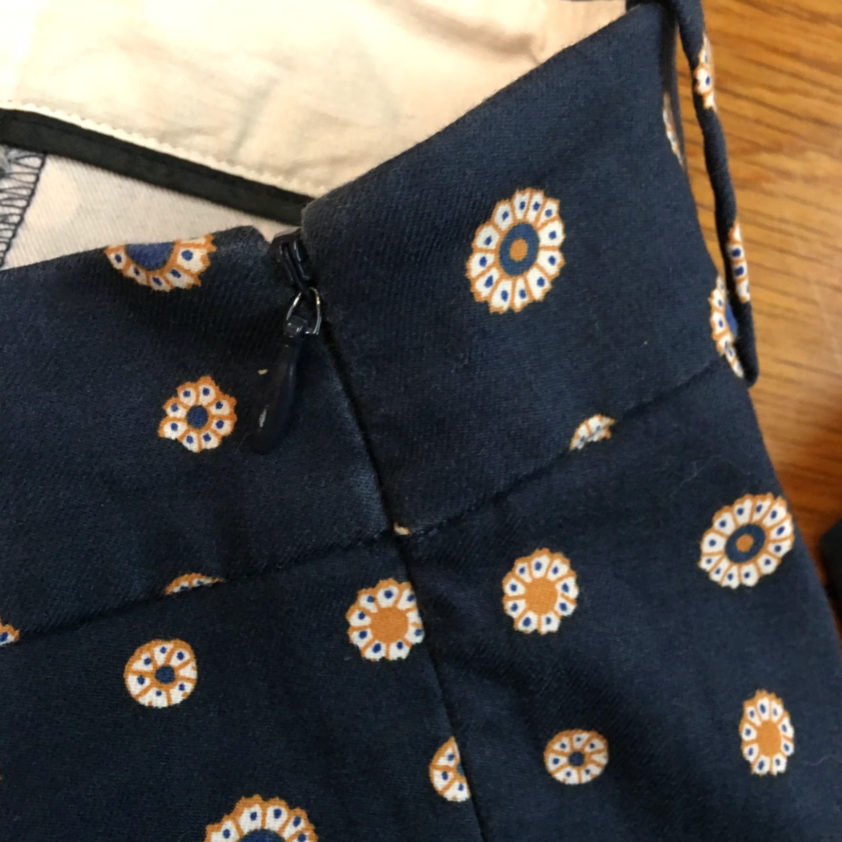 Vintage J.Crew Women's Mid Rise Casual Floral Capri Pants Size 8 Navy Blue Size 30" / US 8 / IT 44 - 7 Thumbnail