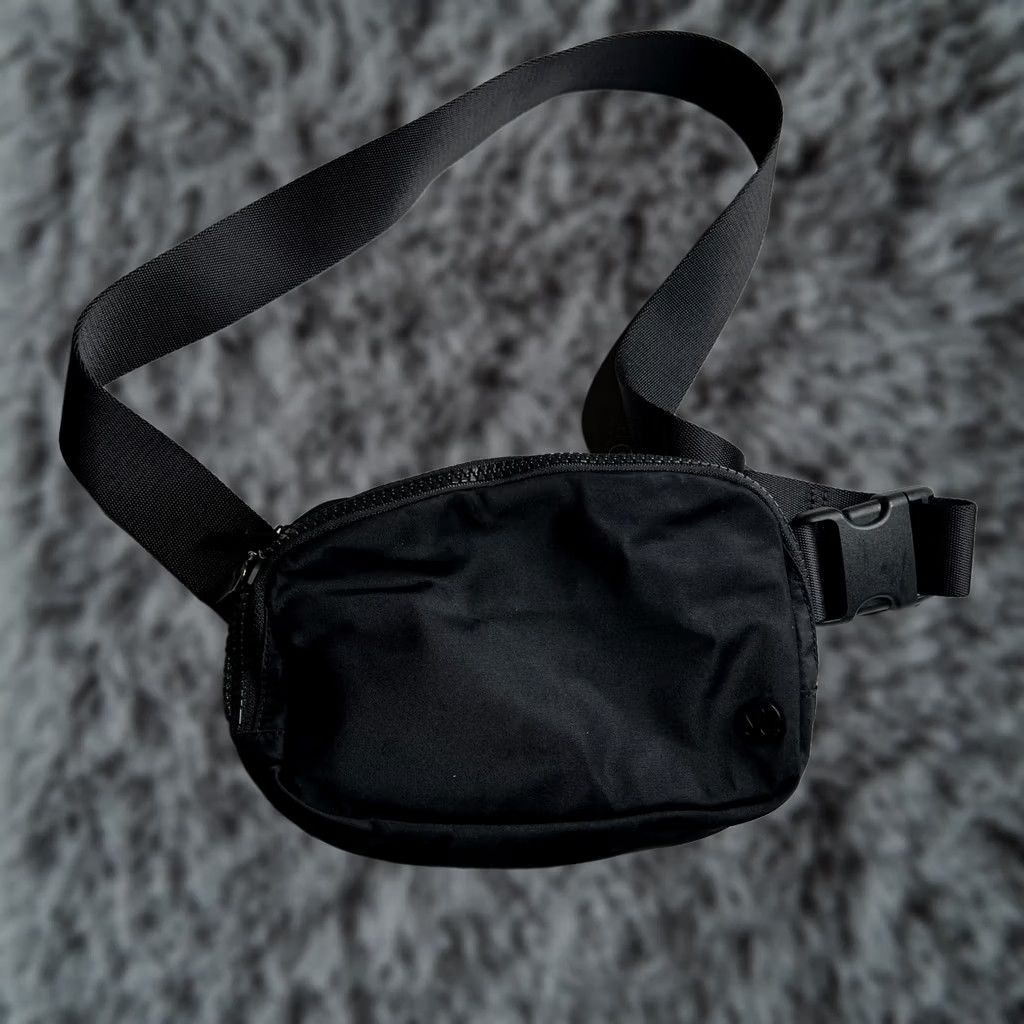 lululemon belt bag black and white strap All Night Festival Crossbody Micro 2L Featuring a zippered main compartment with interior mesh pockets and an exterior zippered pocket Alpha Sigma Kappa lululemon Everywhere