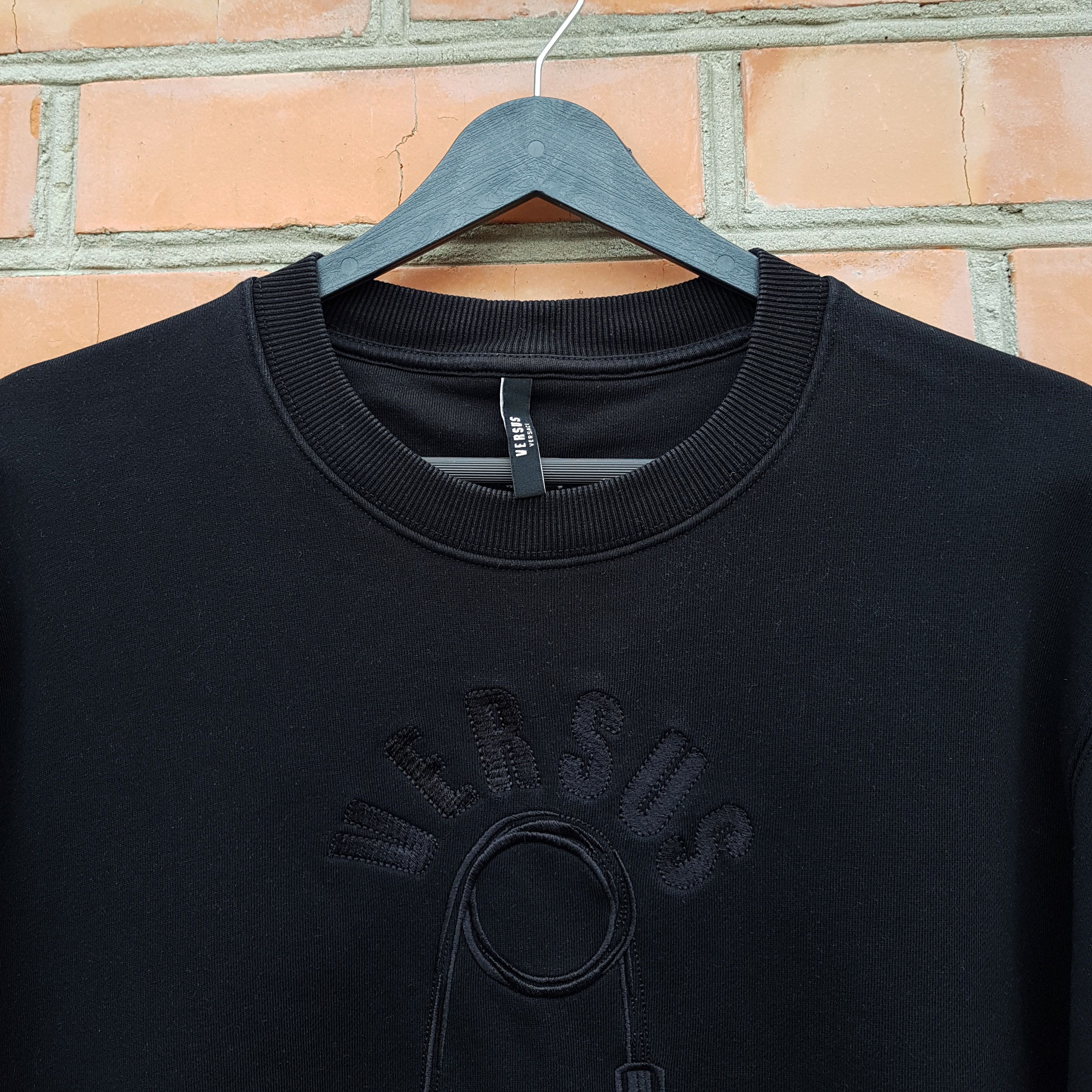 Versace Versace Versus Embroidered Pin Sweatshirt Black sz S Size US S / EU 44-46 / 1 - 4 Thumbnail