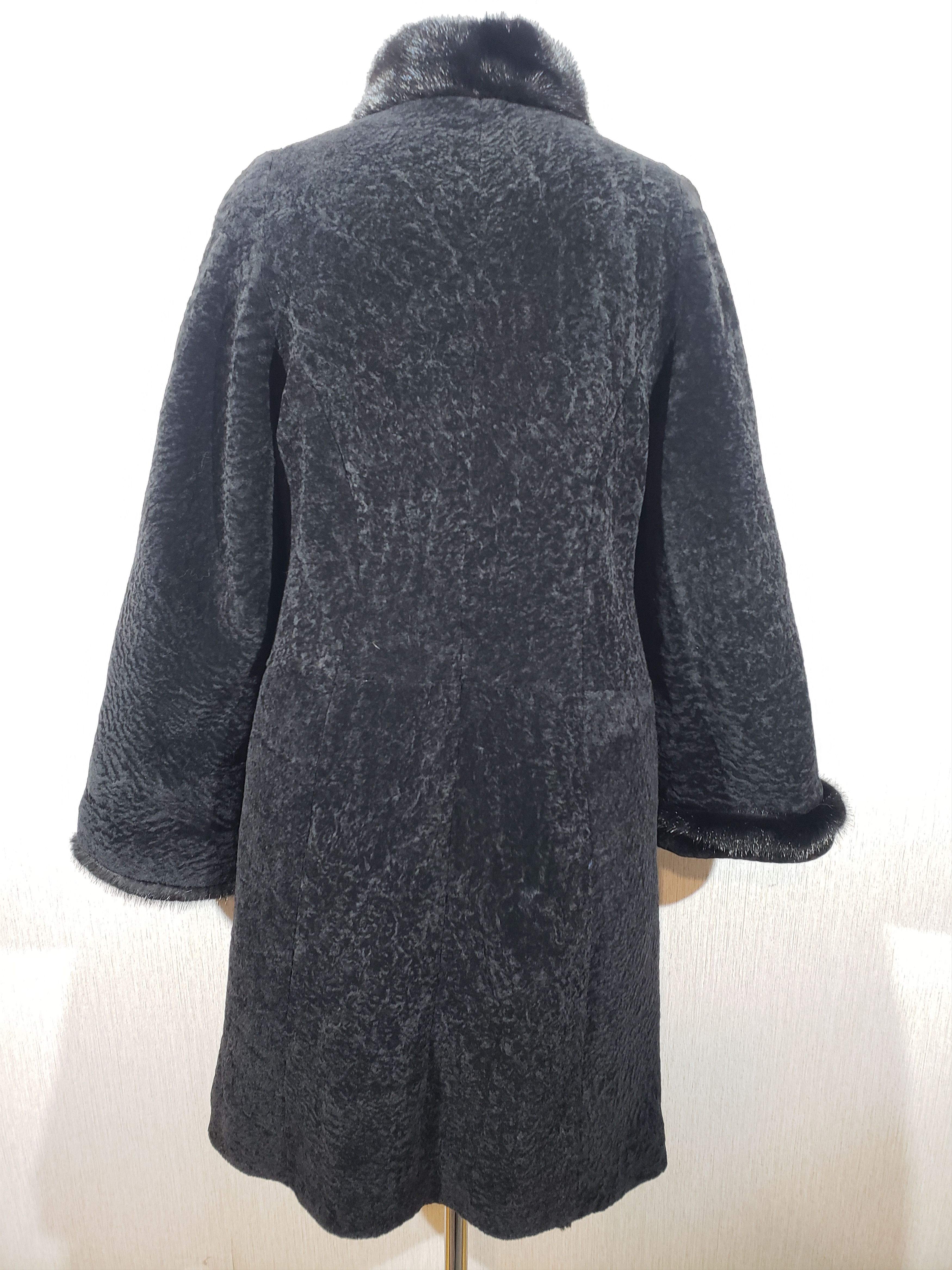 Uniqlo Black women's fur coat with a sheepskin and mink collar. Size L / US 10 / IT 46 - 4 Thumbnail