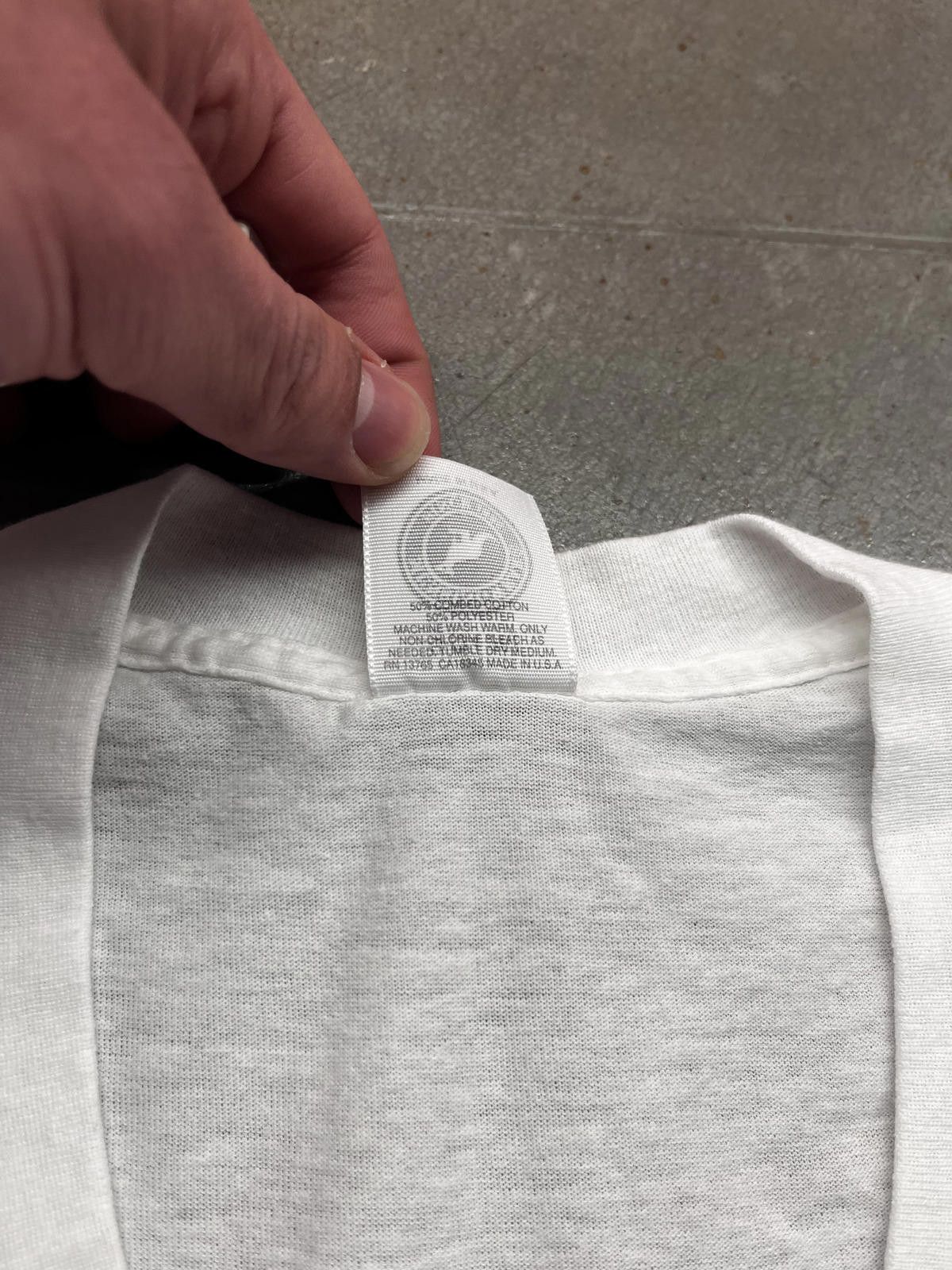 Designer Vintage 90s Made in USA Munsingwear V-Neck Blank White Tee Size US S / EU 44-46 / 1 - 5 Thumbnail