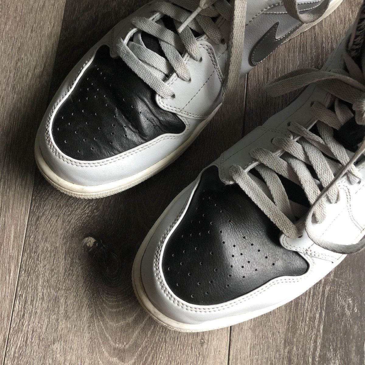 Jordan Brand Air Jordan 1 Retro Mid Wolf Grey Platinum Metallic Shoes Size US 12 / EU 45 - 8 Thumbnail