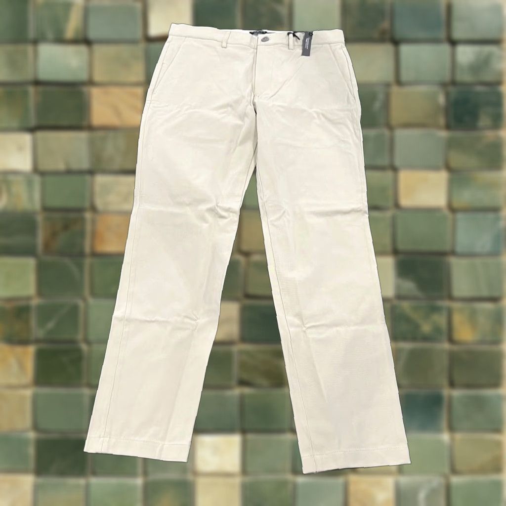 **Club Monaco Connor Tech Pants Men's Khaki Size 32 Regular Fit** User: Club Monaco Connor Tech Pants Men's Khaki Size 32 Regular Fit