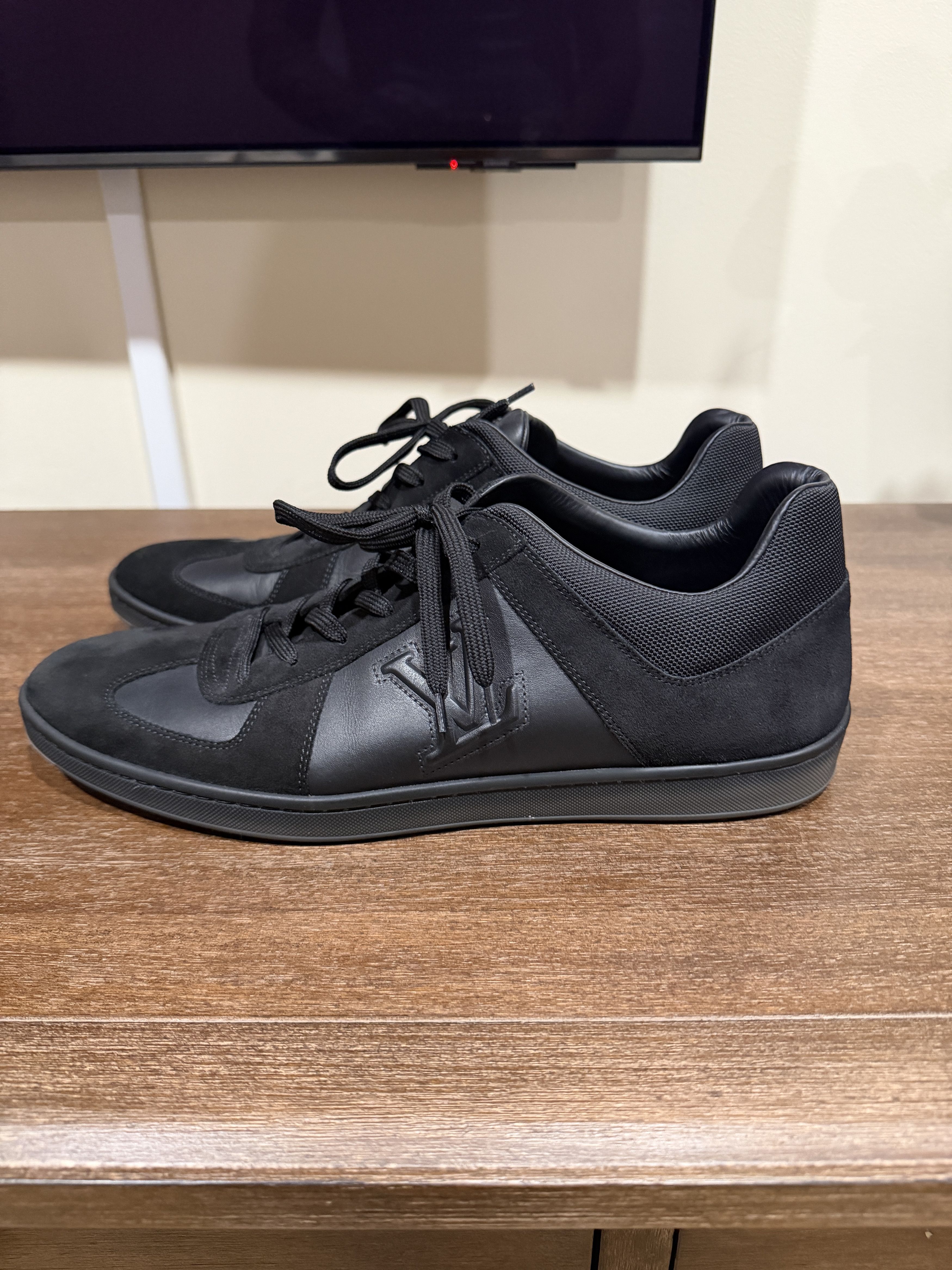 Louis Vuitton Louis Vuitton Low Top Black Sneakers Size Lv 10 Size US 10 / EU 43 - 1 Thumbnail