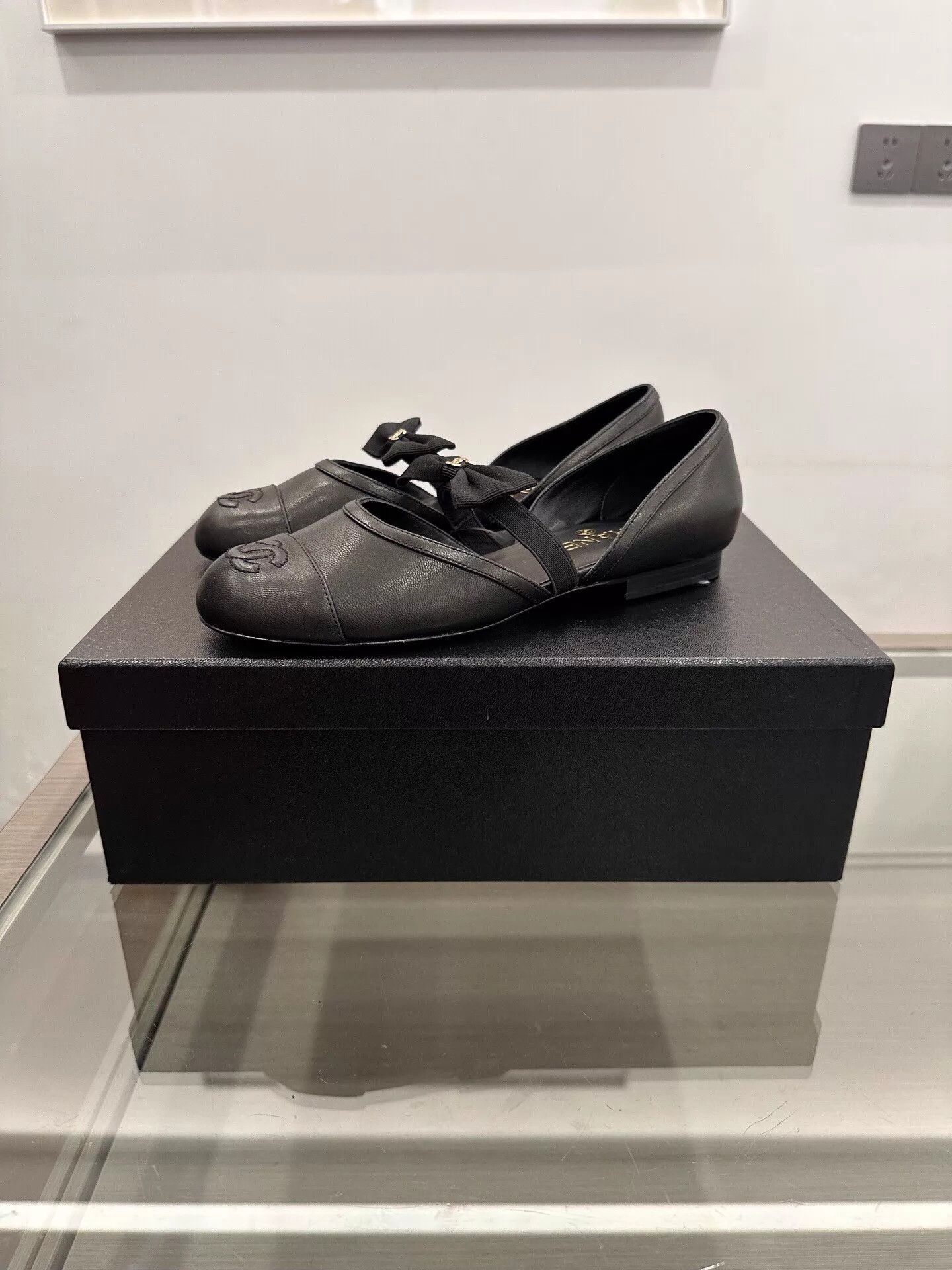 Chanel Chanel CC embossed bow Mary Janes black Size US 5.5 / IT 35.5 - 3 Thumbnail