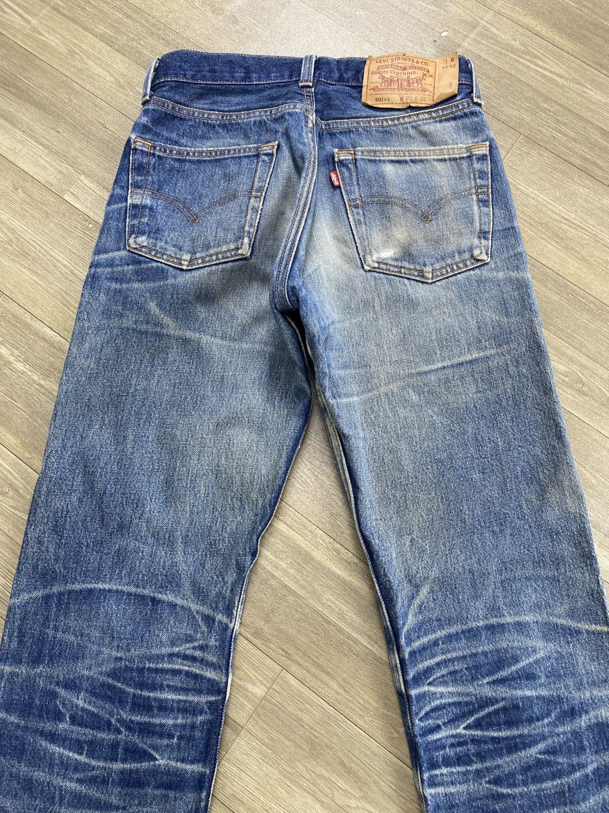 Levi's Vintage Clothing 🇺🇸1990s Vintage Levis 501XX Clawmark Faded 34x32 Blue Jeans Size US 29 - 19 Thumbnail