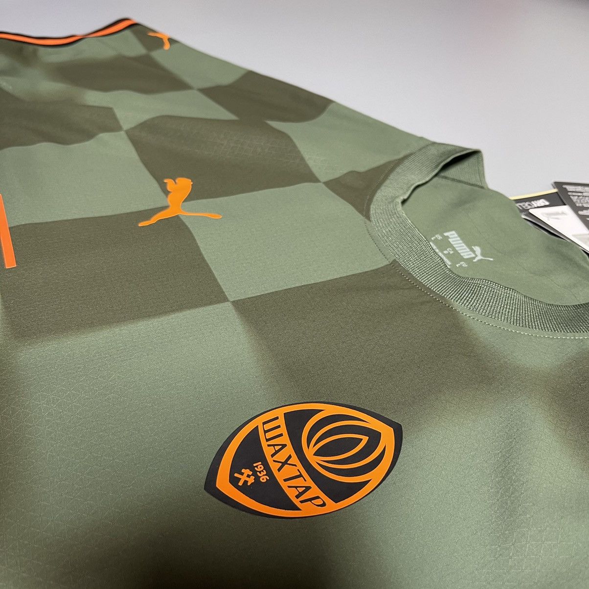 Puma × Vintage NWT SHAKHTAR PUMA 2022/2024 FOOTBALL AWAY JERSEY #10 MUDRYK Size US L / EU 52-54 / 3 - 6 Thumbnail