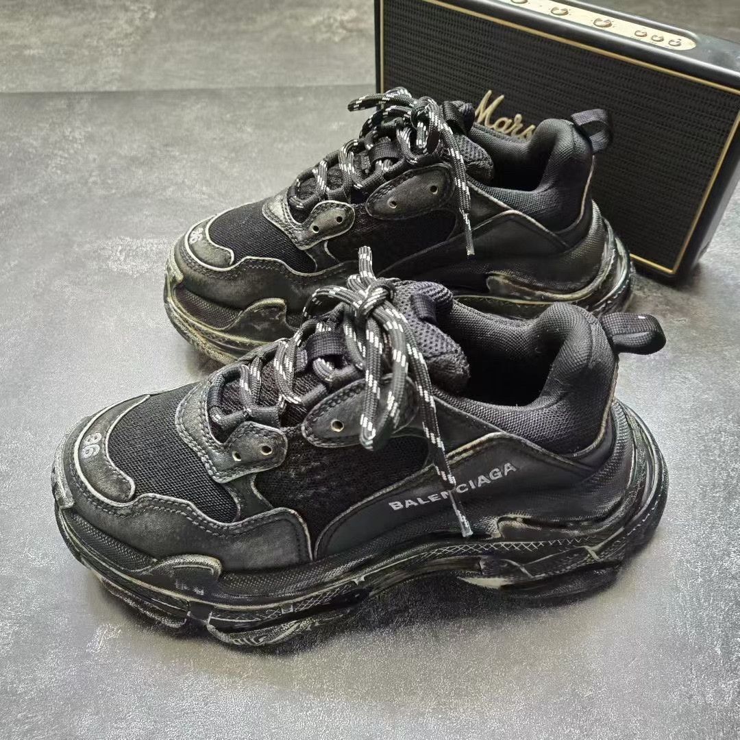 Balenciaga Balenciaga Distressed Gold Lowtop Sneakers S Women Size US 6 / IT 36 - 1 Thumbnail
