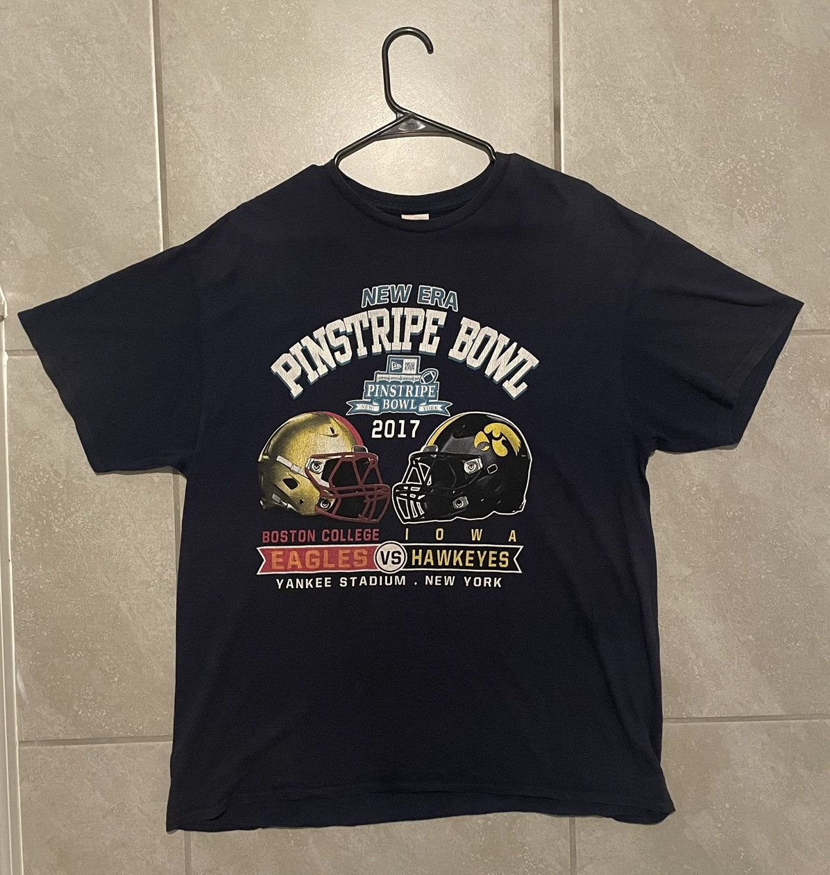 Vintage BOSTON EAGLES VS IOWA HAWKEYES T-SHIRT Size US XL / EU 56 / 4 - 1 Thumbnail