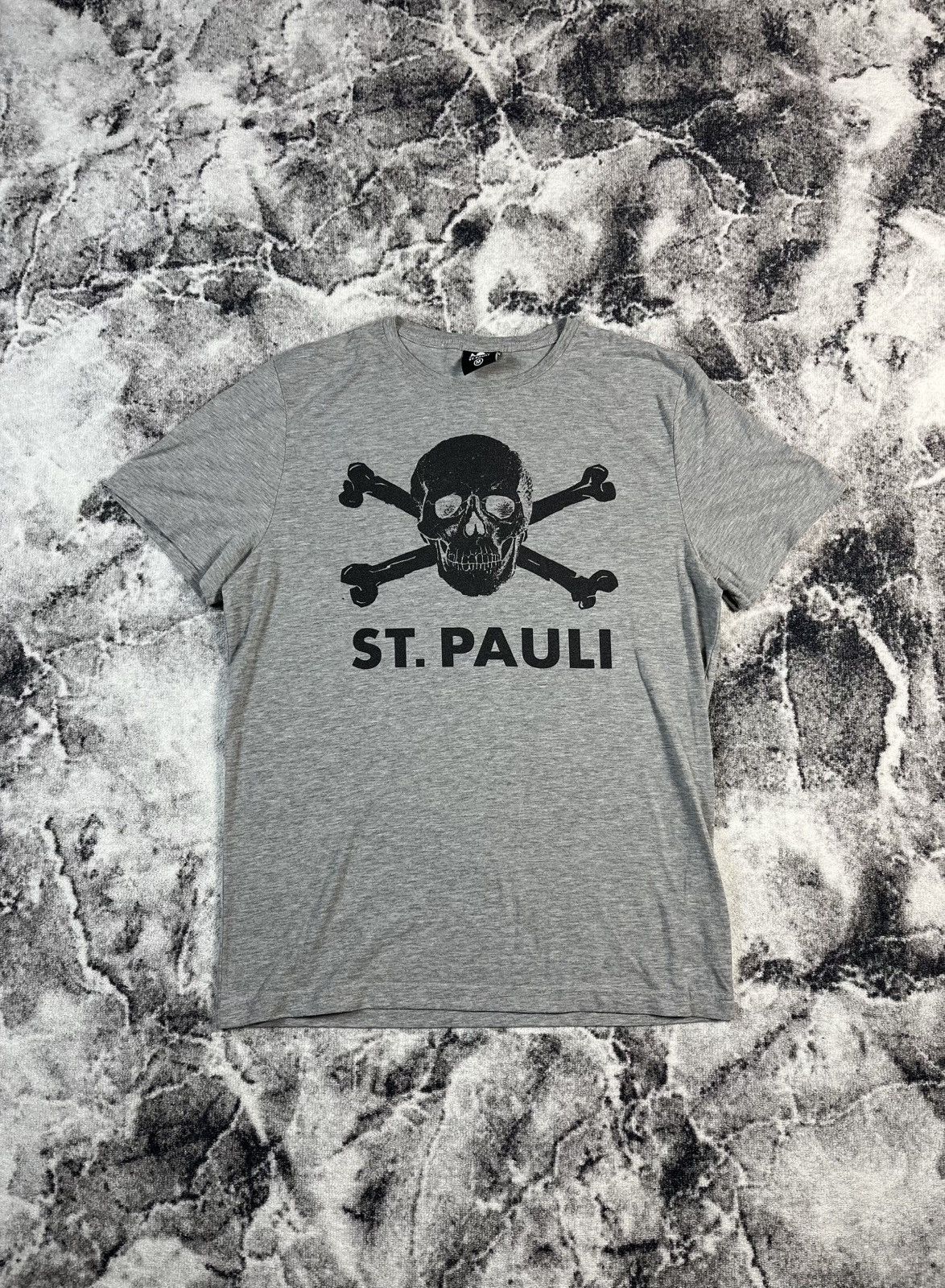 Band Tees St Pauli Skull Crossbones Tee Punk Football Size US M / EU 48-50 / 2 - 1 Thumbnail