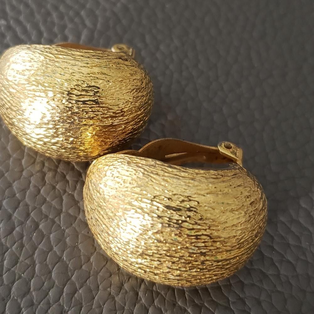 Designer Vintage Gold tone Scoop Clip Earring Size ONE SIZE - 2 Thumbnail