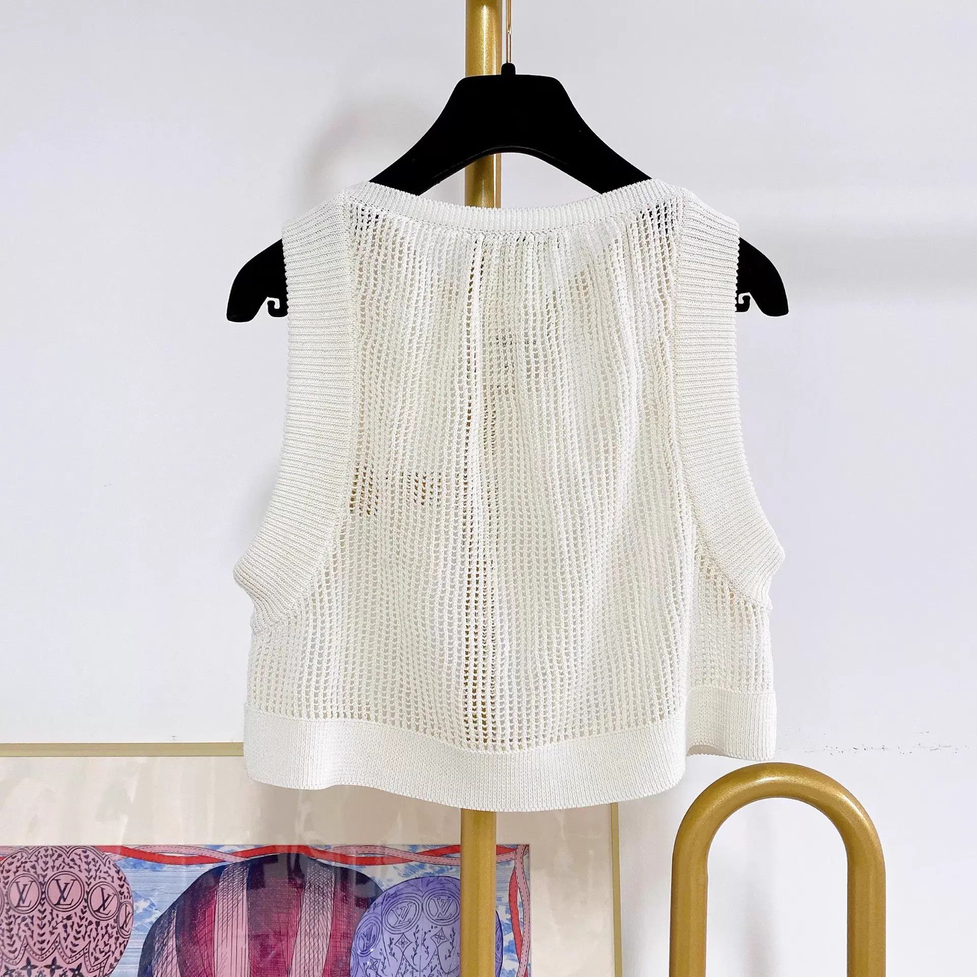 Louis Vuitton LV white knit sleeveless tee XS pre-owned Size XS / US 0-2 / IT 36-38 - 2 Thumbnail