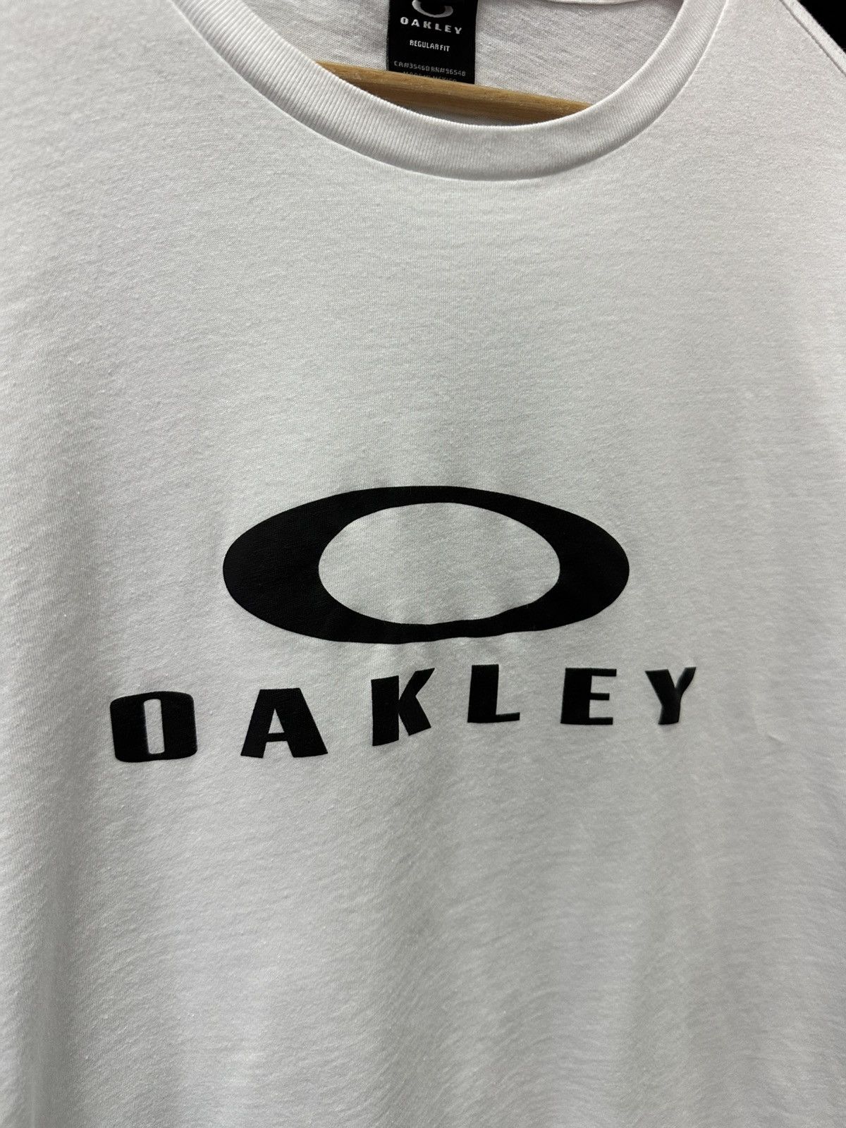 Oakley Vintage Oakley T-Shirt Big Logo Outdoor Japanese White Tee Size US L / EU 52-54 / 3 - 6 Thumbnail