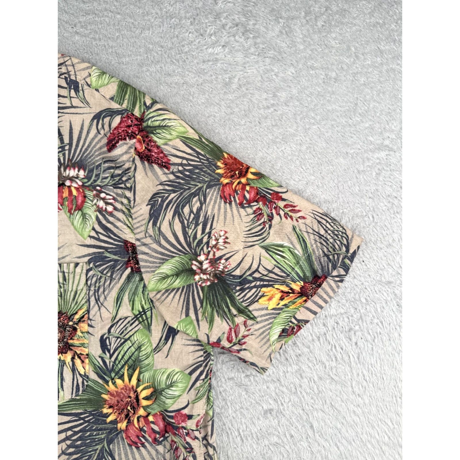 H&M VINTAGE? No. Just H&M Button-Up Shirt Men L Gray Floral Rayon Short Sleeve Casual Hawaii 40in Chest All Seasons Pockets Red Bird Pattern Mens Size US L / EU 52-54 / 3 - 2 Thumbnail