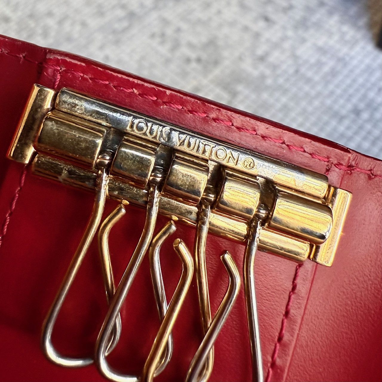 Louis Vuitton Louis Vuitton Vintage Red Vernis Monogram 4 Key Holder Size ONE SIZE - 14 Thumbnail