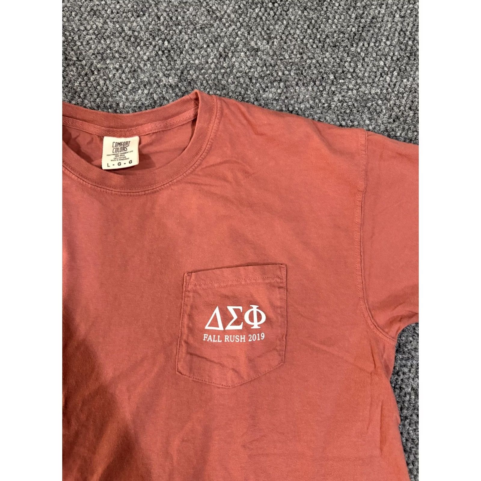 Comfort Colors Comfort Colors Shirt Mens L Red Delta Sig Fall Rush Pocket Graphic T-Shirt Size US L / EU 52-54 / 3 - 4 Thumbnail