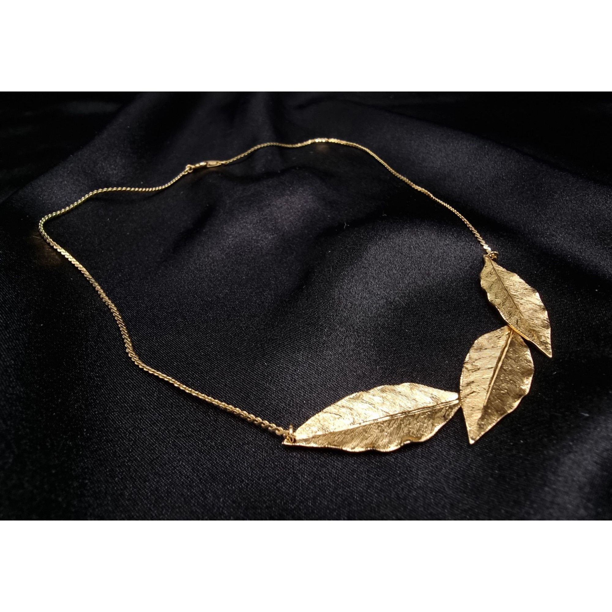 Vintage Vintage 1990's Gold-Plated Necklace With Triple Leaf Pendant Size ONE SIZE - 1 Thumbnail