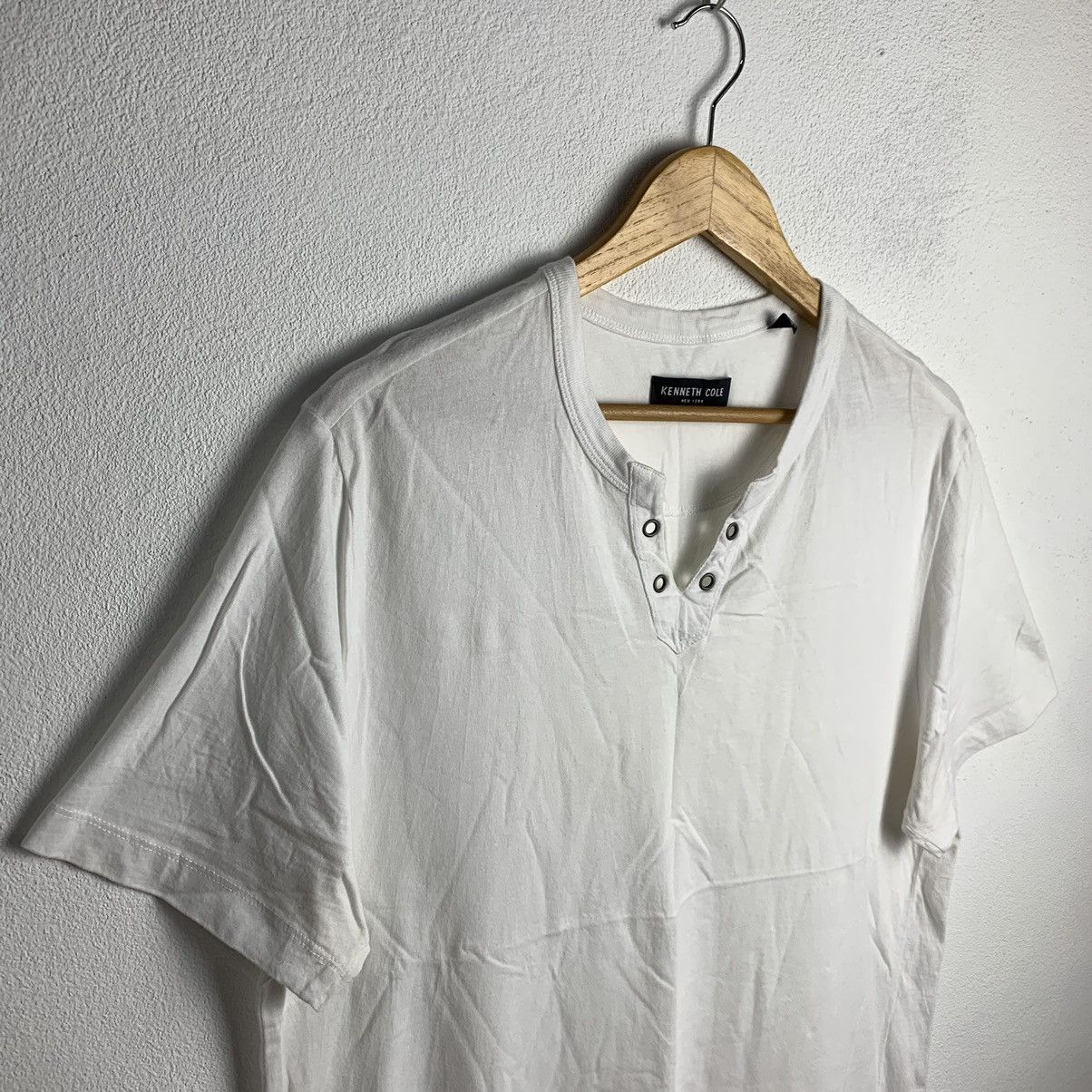 Designer × Kenneth Cole Kenneth Cole T-Shirt White V-Neck Size US L / EU 52-54 / 3 - 4 Thumbnail