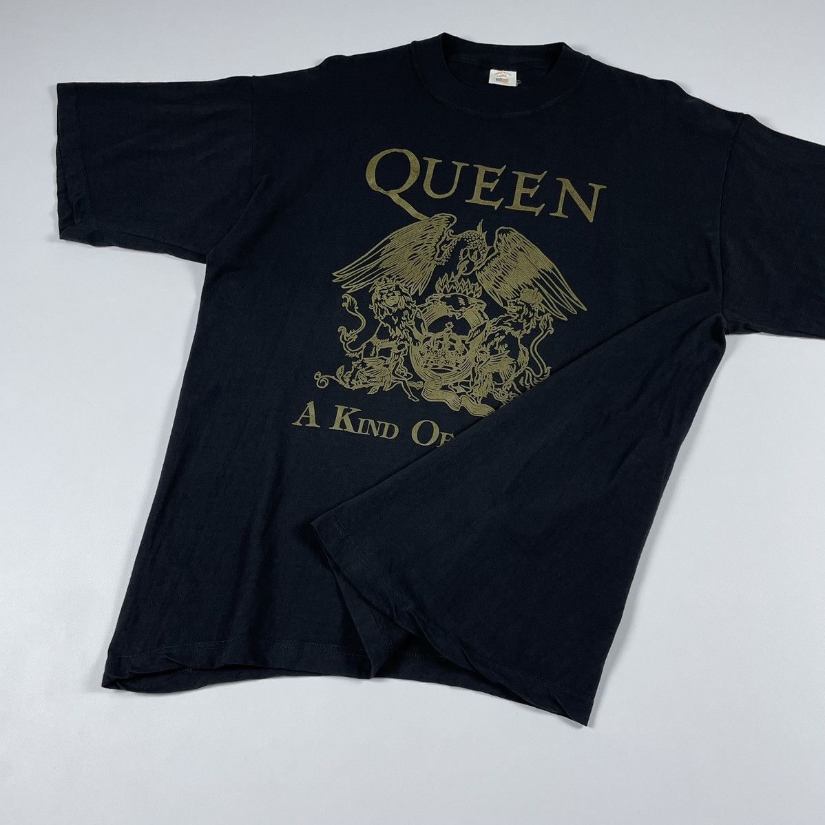Band Tees Queen Vintage T-shirt A King of Magic Size US XL / EU 56 / 4 - 4 Thumbnail