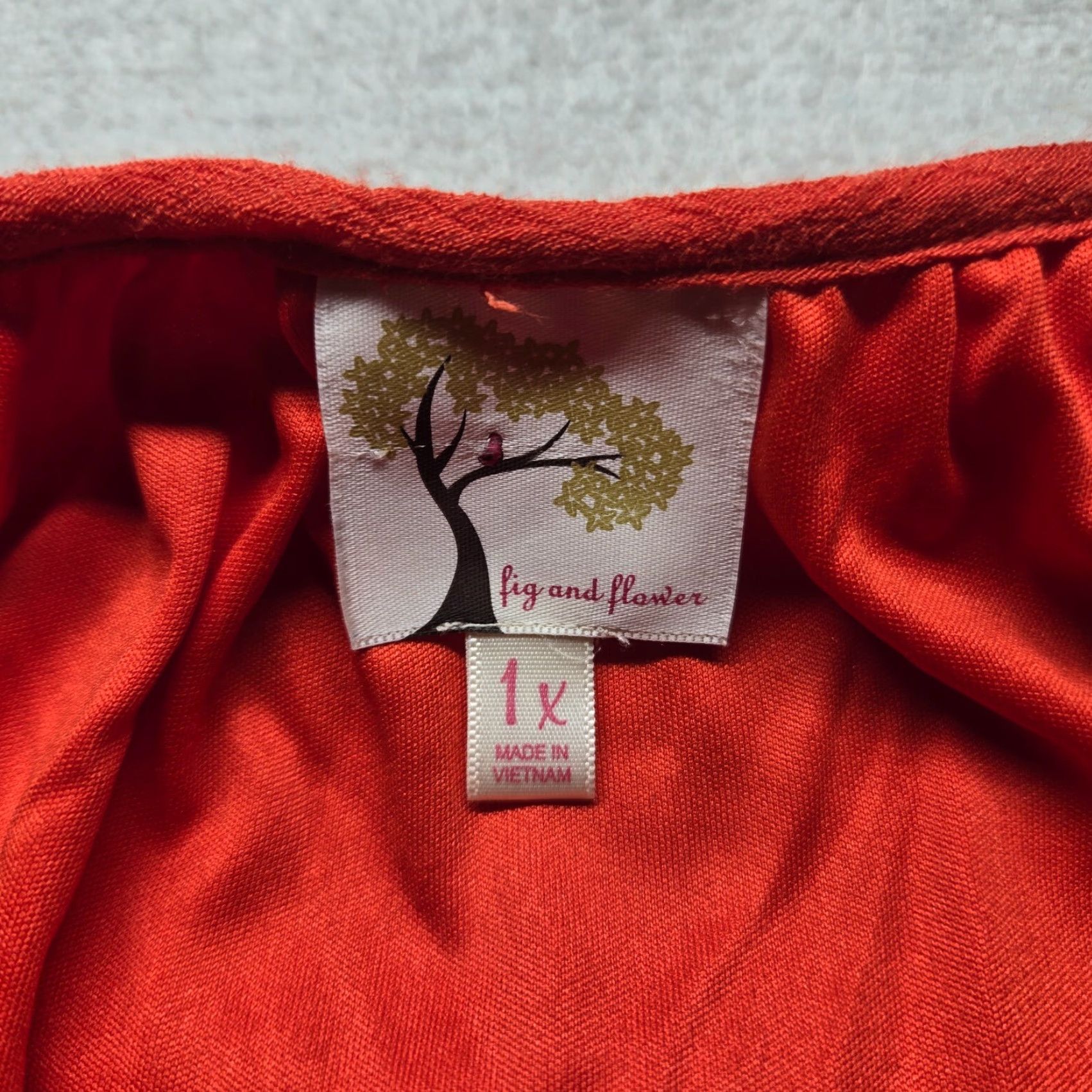 Vintage Fig & Flower Shirt Blouse 1X Red Floral Embroidered Knit Roll Tab Sleeve V-Neck Button Collarless Ladies Womens Shirt Size XL / US 12-14 / IT 48-50 - 3 Thumbnail