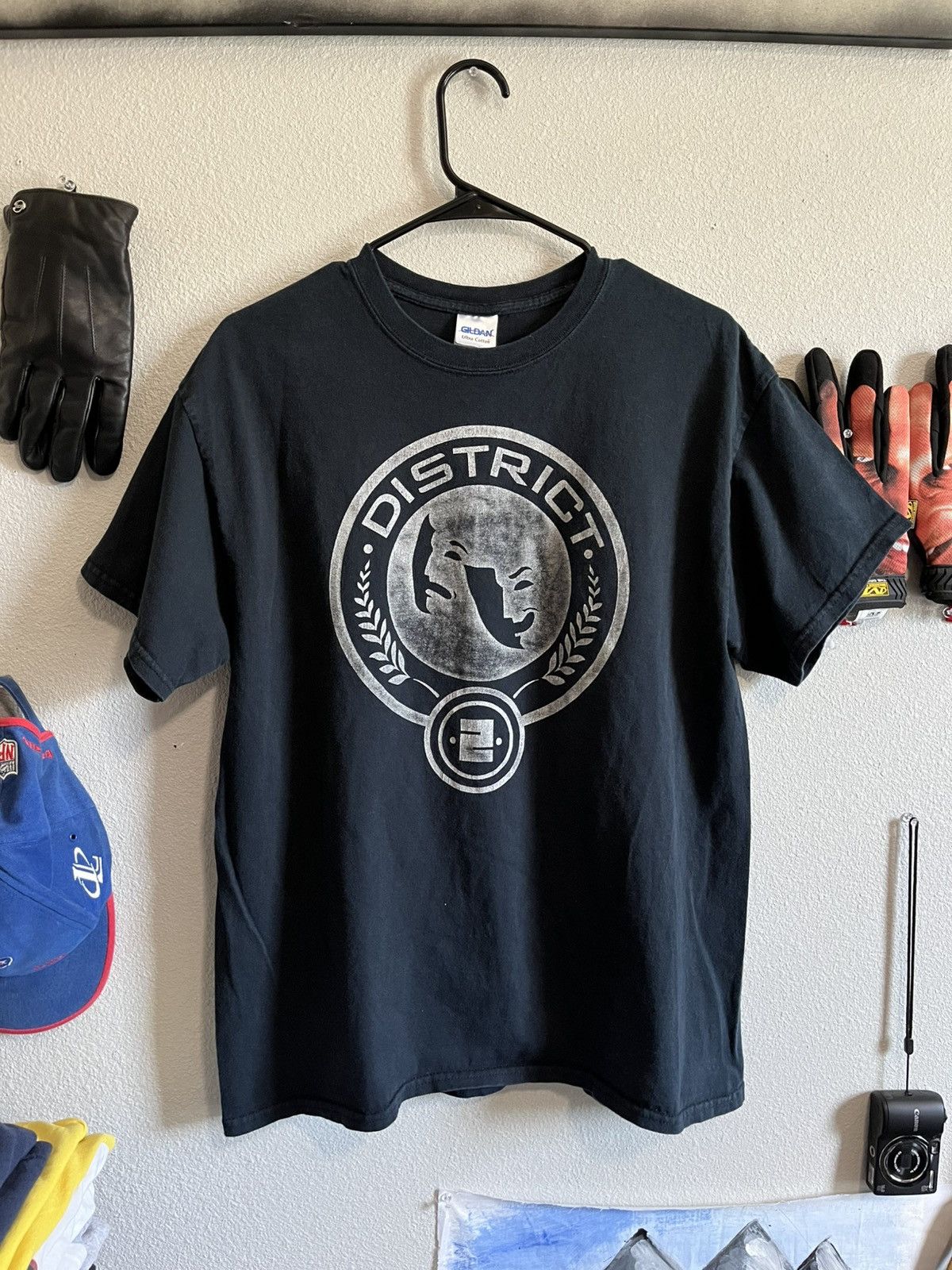Vintage 2014 Hunger Games “District Festival” Tee Size US L / EU 52-54 / 3 - 1 Thumbnail