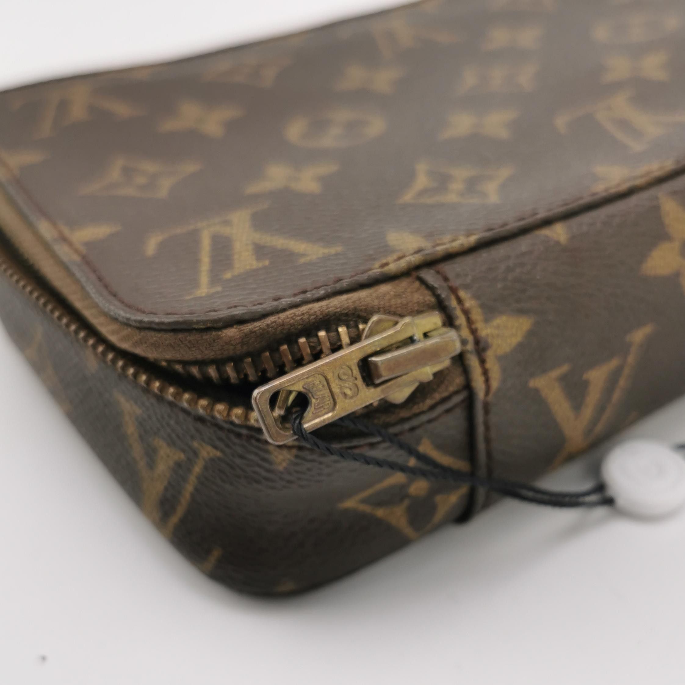 Louis Vuitton Louis Vuitton (LV) vintage jewelry box with monogram zipper Size ONE SIZE - 6 Thumbnail