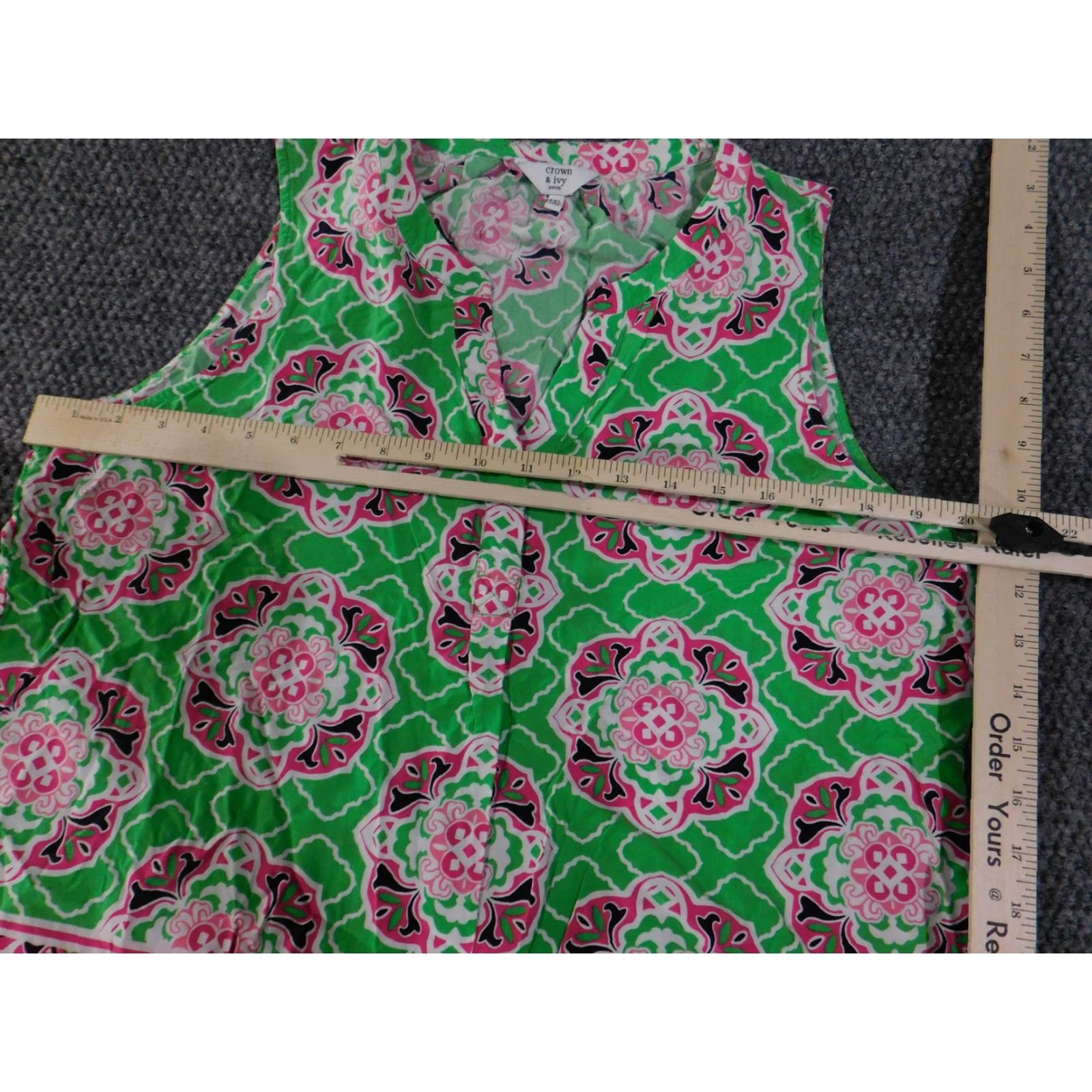 Vintage Crown & Ivy Blouse Womens Petites PXL Green Pink Sleeveless Floral Border Print Henley Button Short Neckline/Boho Casual Size XL / US 12-14 / IT 48-50 - 7 Thumbnail