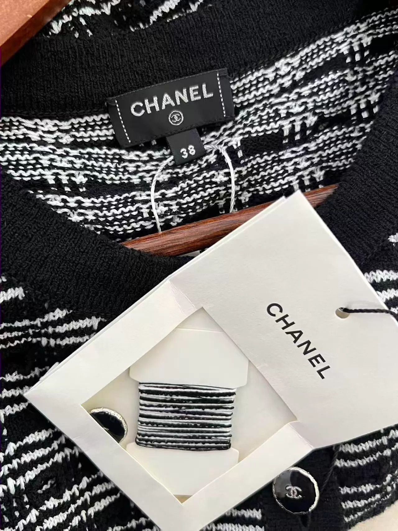 Chanel Chanel 25p Black & White Stripe Knit Cardigan Size 38 Size S / US 4 / IT 40 - 5 Thumbnail