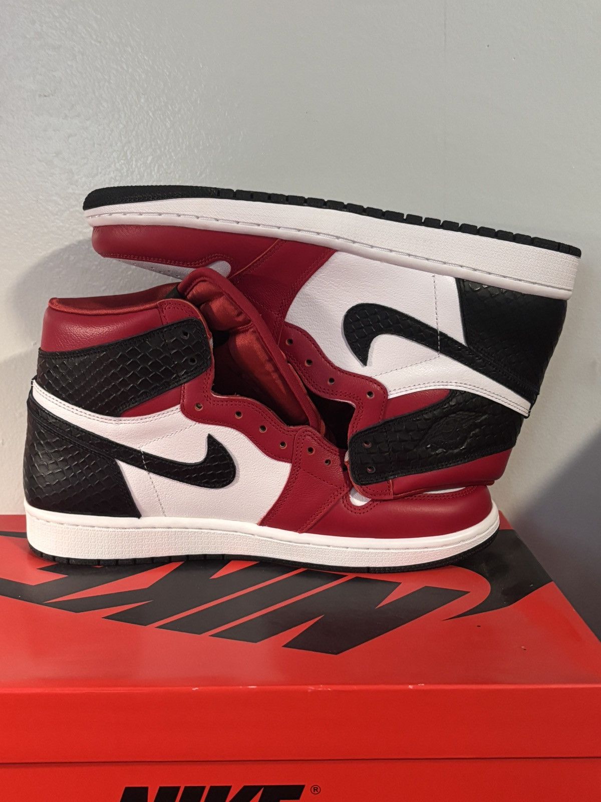 Jordan Brand Jordan 1 Retro High OG Satin Snake Chicago Sz 10W CD0461-601 Size US 10 / IT 40 - 2 Thumbnail