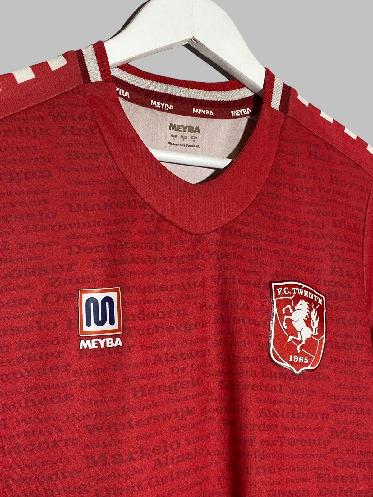 Other 🔥 FC TWENTE MEYBA HOME JERSEY 2023/24 RARE VINTAGE VIBES Size US S / EU 44-46 / 1 - 3 Thumbnail