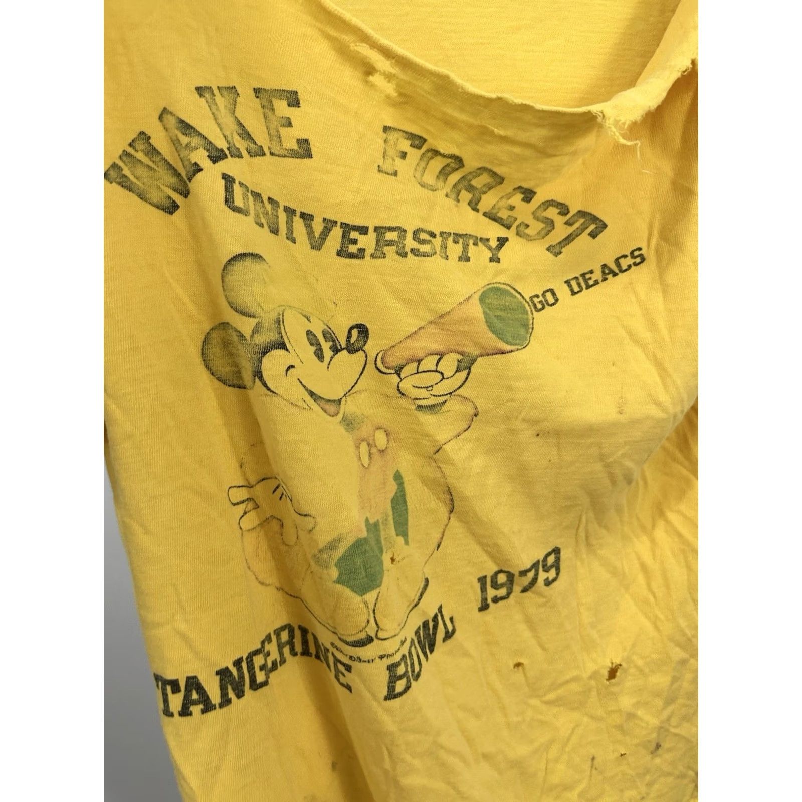 Disney VINTAGE Wake Forest University Disney Tangerine Bowl 1979 Thrashed Worn T-Shirt Mens L Yellow Shirt Distressed Mickey Disney Grunge 70s Size US L / EU 52-54 / 3 - 3 Thumbnail