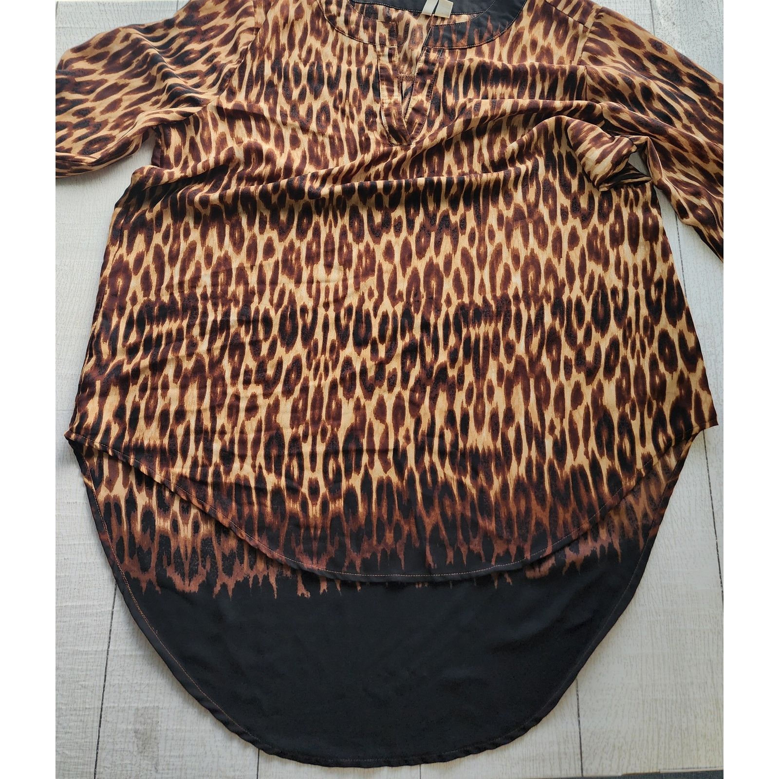 Other Cato Est. 1946 Leopard Print V-Neck Blouse Roll Tab Sleeves Size M / US 6-8 / IT 42-44 - 11 Thumbnail