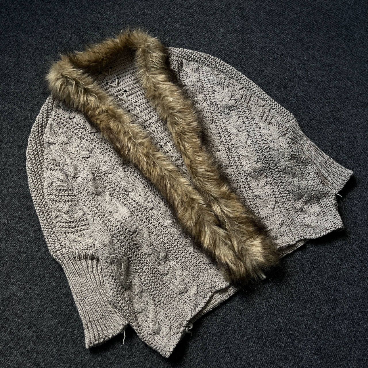 If Six Was Nine VTG Women’s Cape Knit With Faux Fur One Size 00s USA Hype Size ONE SIZE - 1 Thumbnail