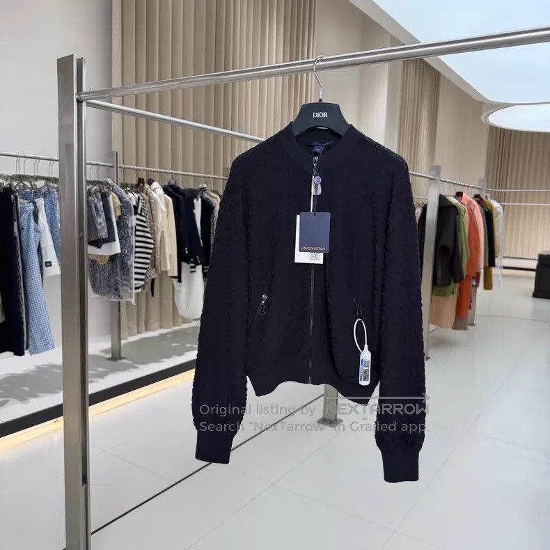 Louis Vuitton Louis Vuitton 25 Black embossed full print wool jacket Size US S / EU 44-46 / 1 - 1 Thumbnail