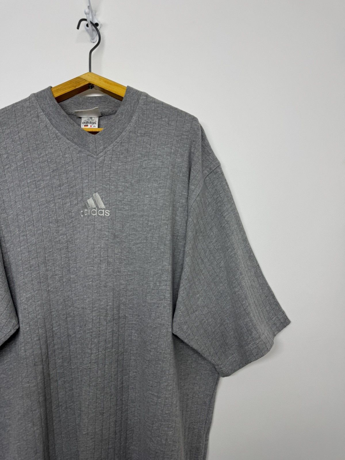 Adidas Vintage 90s Adidas v-neck ribbed T-Shirt logo in beige Size US L / EU 52-54 / 3 - 6 Thumbnail
