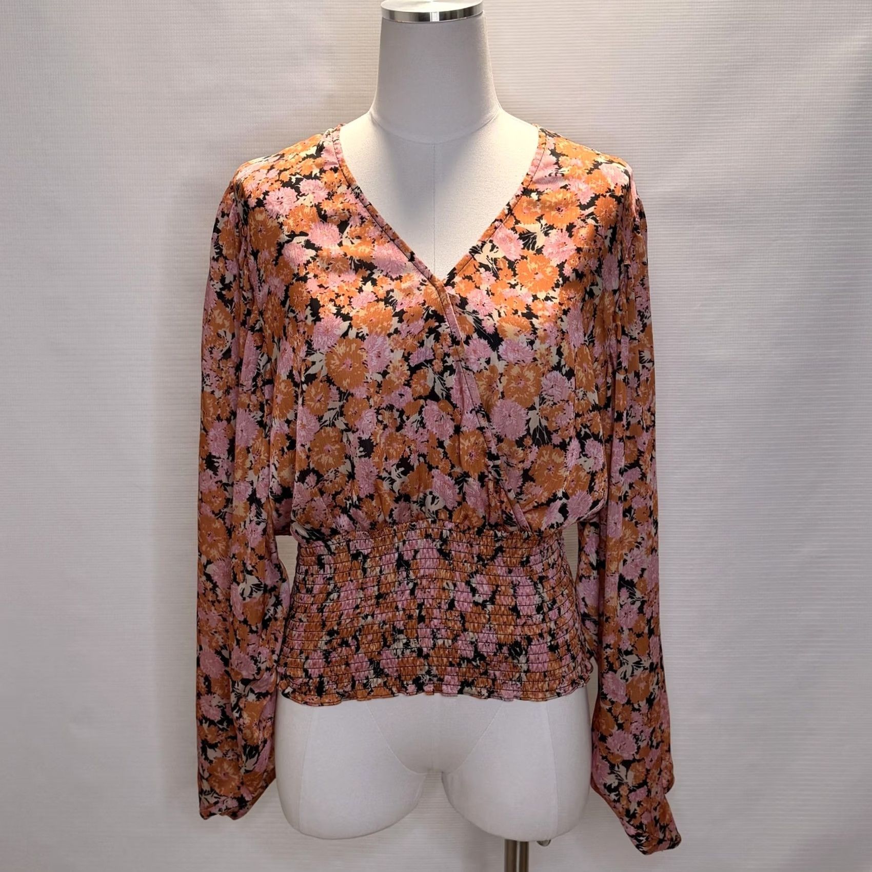 Vintage LEYDEN Blouse Womens M Orange Floral V Neck Long Sleeve Smocked Waist Shirt Size M / US 6-8 / IT 42-44 - 2 Thumbnail